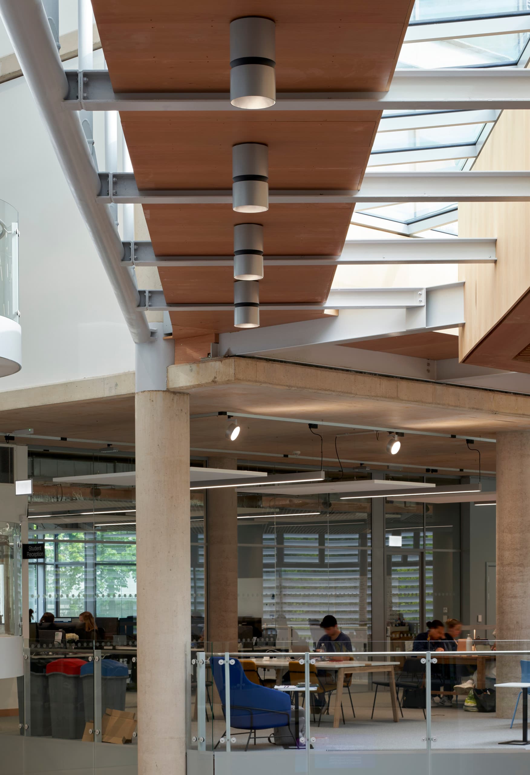ERCO Atrium Anbauleuchten in der School of Management der University of Bath für nachhaltige Beleuchtung.
