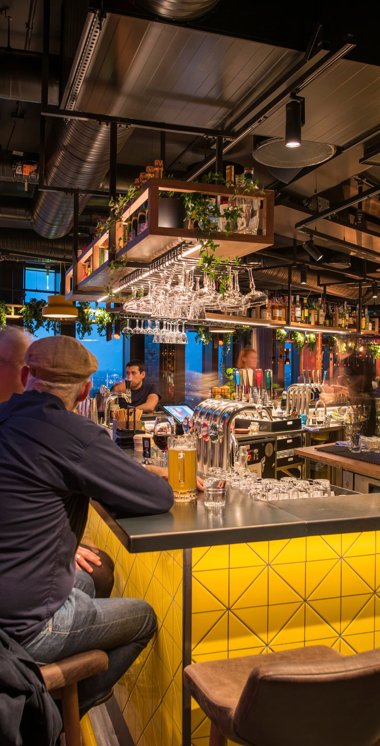ERCO Strahler beleuchten die Skybar Sjöstaden in Stockholm, mit Fokus auf Akzentbeleuchtung und allgemeine Beleuchtung.