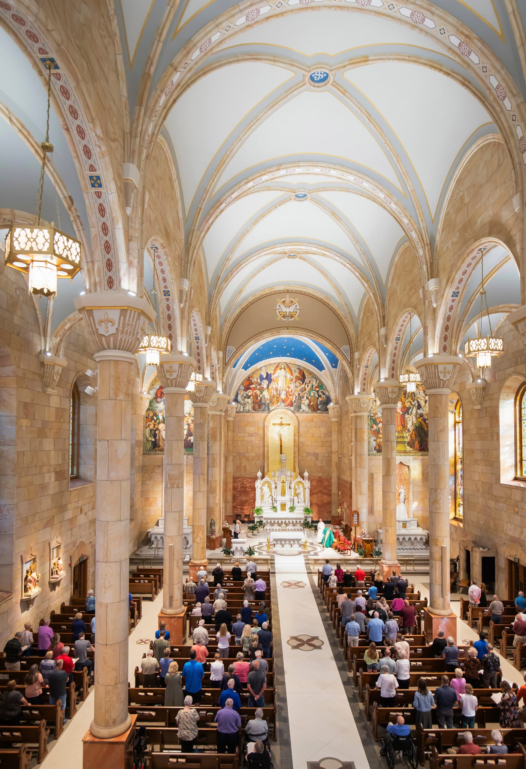 Innenansicht der St. Joseph Kirche, Indiana, beleuchtet mit energieeffizienten ERCO 48V Strahlern.