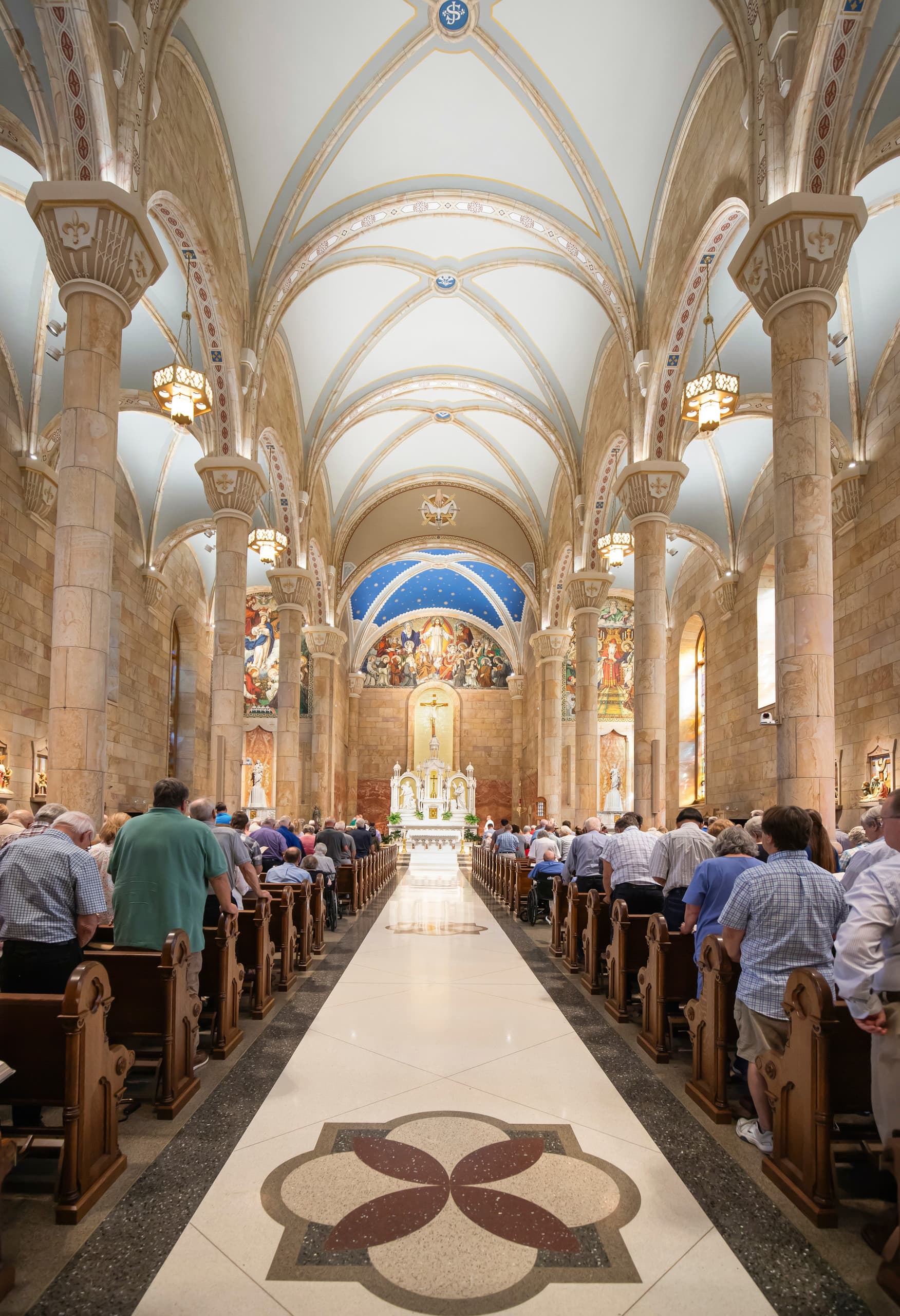Innenansicht der St. Joseph Kirche, Indiana, mit ERCO LED-Beleuchtung für hohe visuelle Qualität.