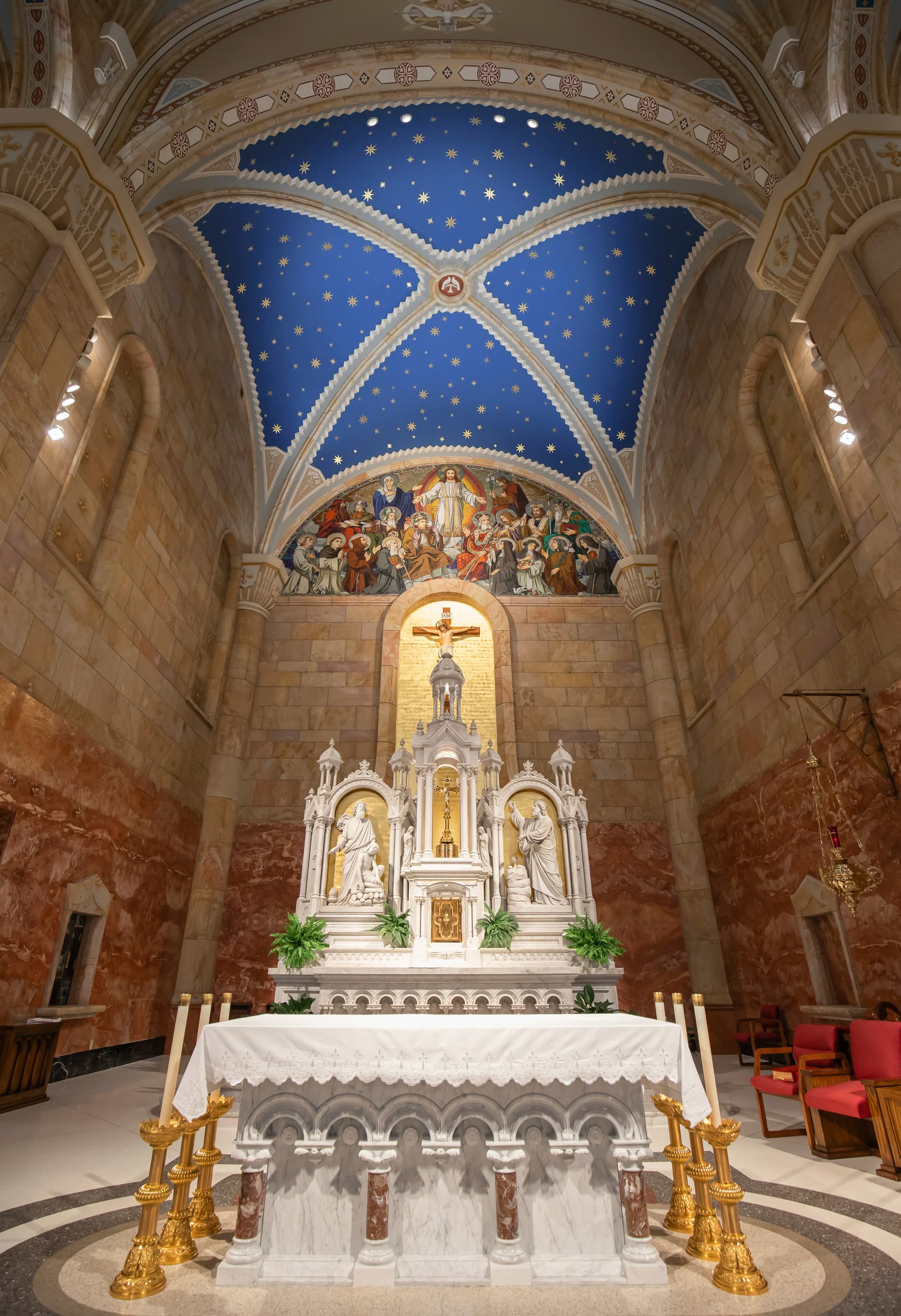 Innenansicht der St. Joseph Kirche, Indiana, mit energieeffizienten 48V Strahlern und Außenprojektoren.