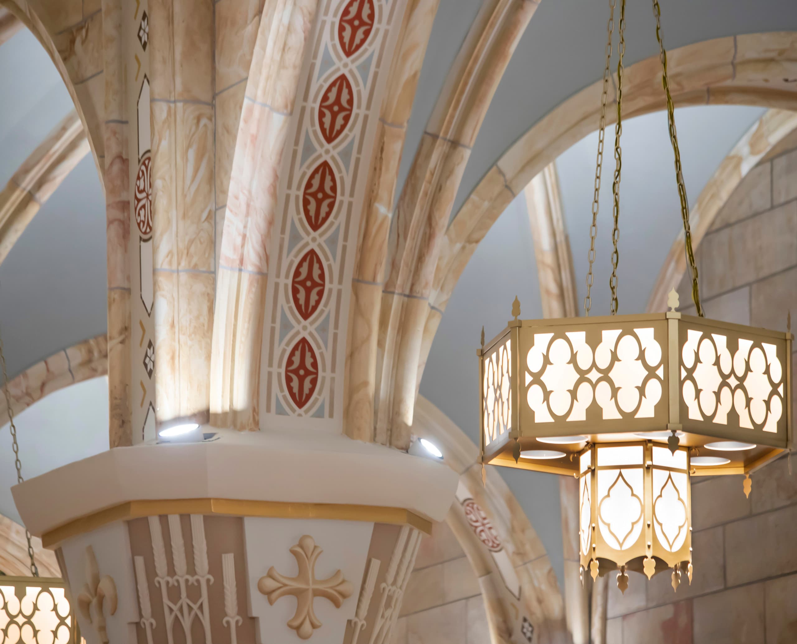ERCO Atrium Leuchte in St. Joseph Kirche, Indiana. Akzentuiert Gewölbe und Altarraum mit warmem Licht.