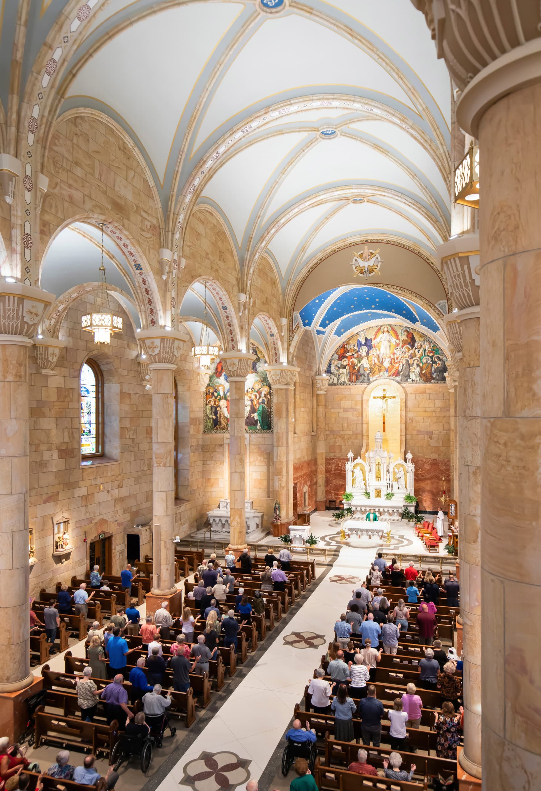 Innenansicht der St. Joseph Kirche, Indiana, mit ERCO LED-Beleuchtung für hohe visuelle Qualität und Energieeffizienz.