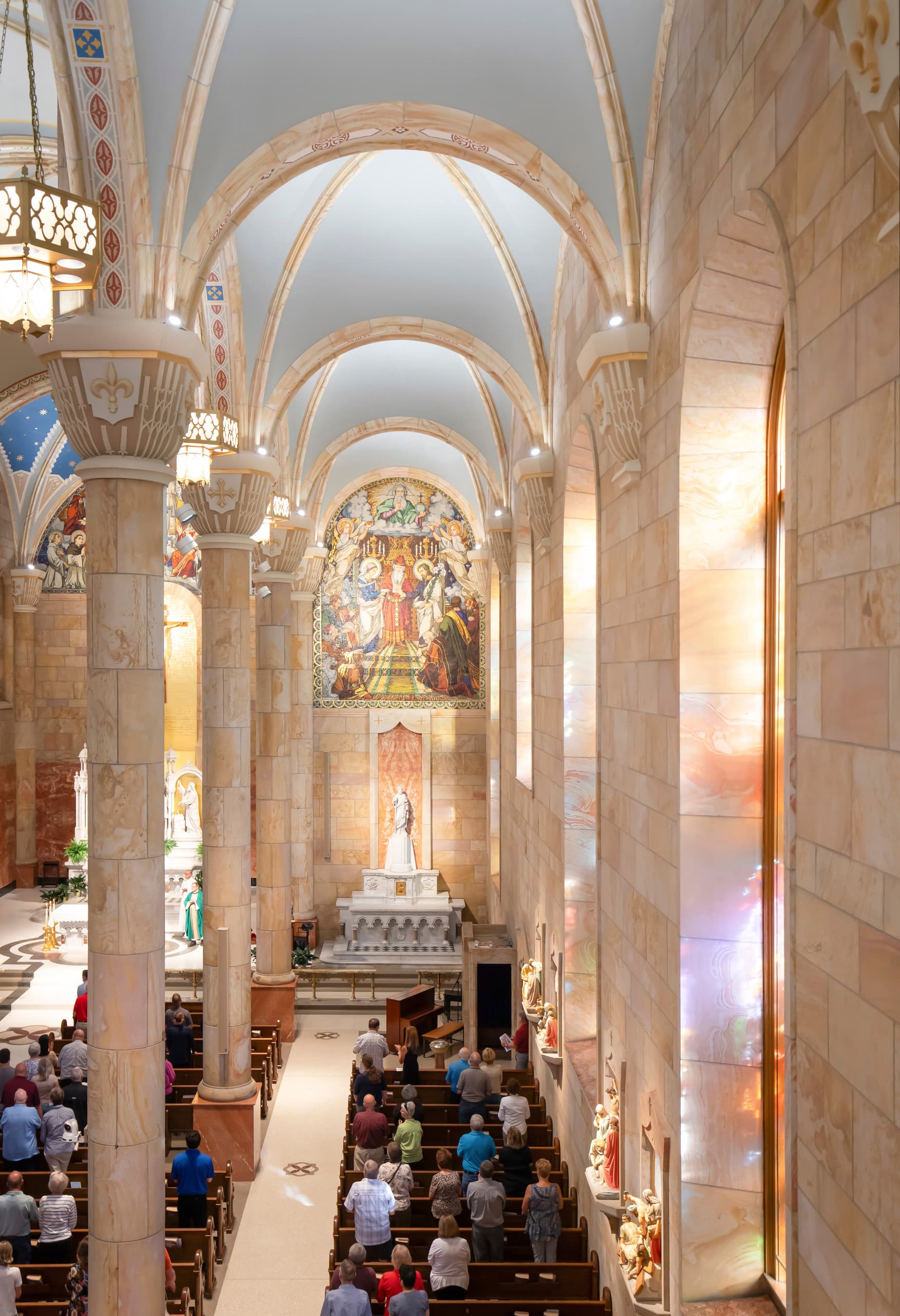 Innenansicht der St. Joseph Kirche, Indiana, mit ERCO LED-Beleuchtung und restaurierter Architektur.