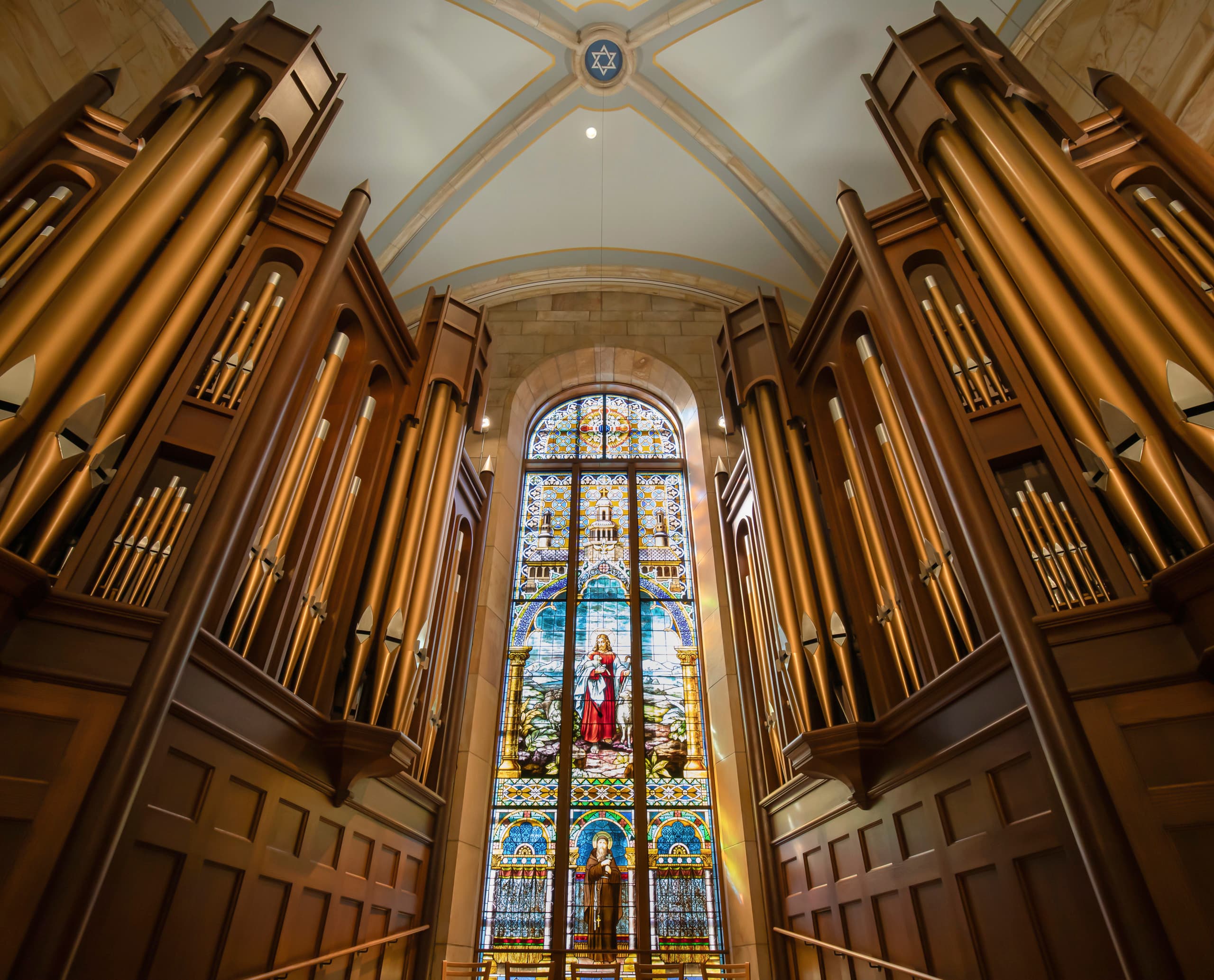 Innenansicht der St. Joseph Kirche mit Orgel und Buntglasfenster, beleuchtet mit ERCO LED-Strahlern.