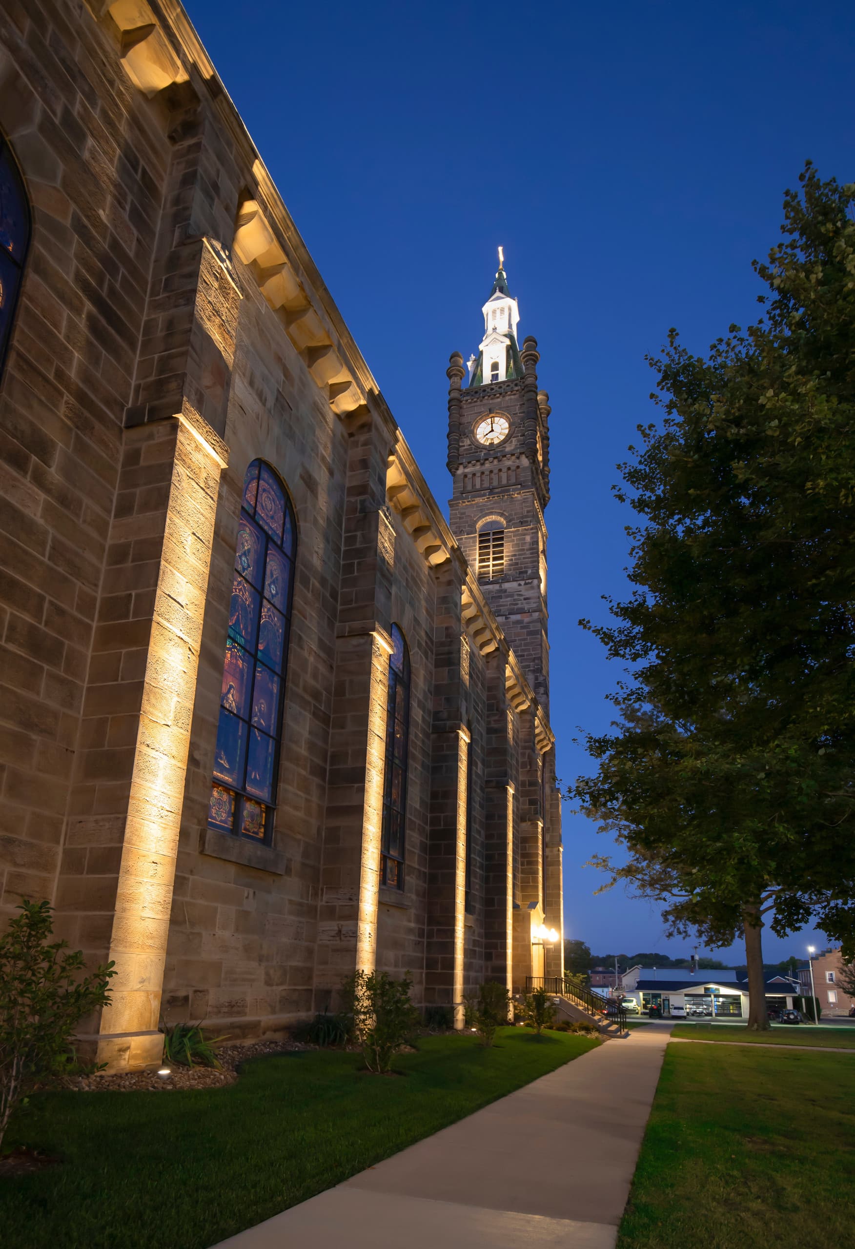 St. Joseph Kirche in Indiana, beleuchtet mit ERCO Kona Projektoren, ein Wahrzeichen der Stadt.