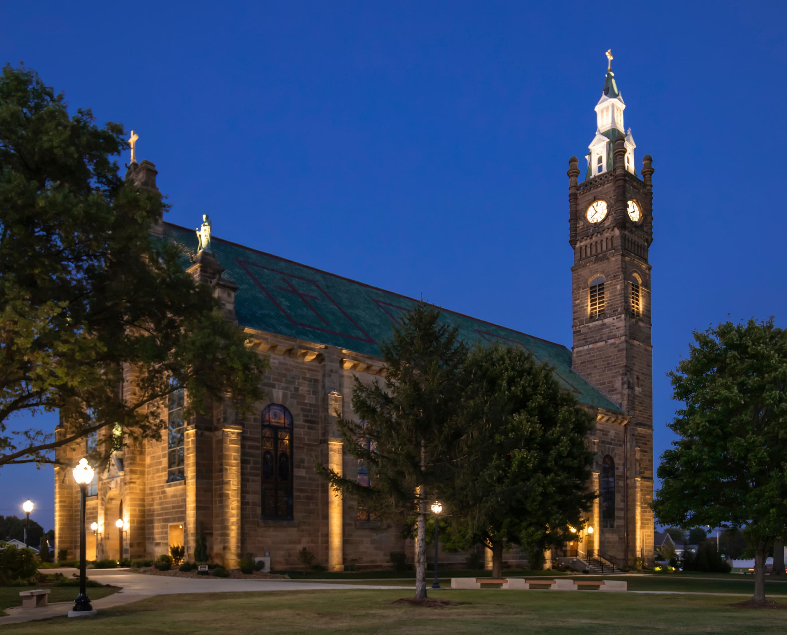 Beleuchtete St. Joseph Kirche, Indiana, mit ERCO LED-Strahlern für energieeffiziente Aussenbeleuchtung.