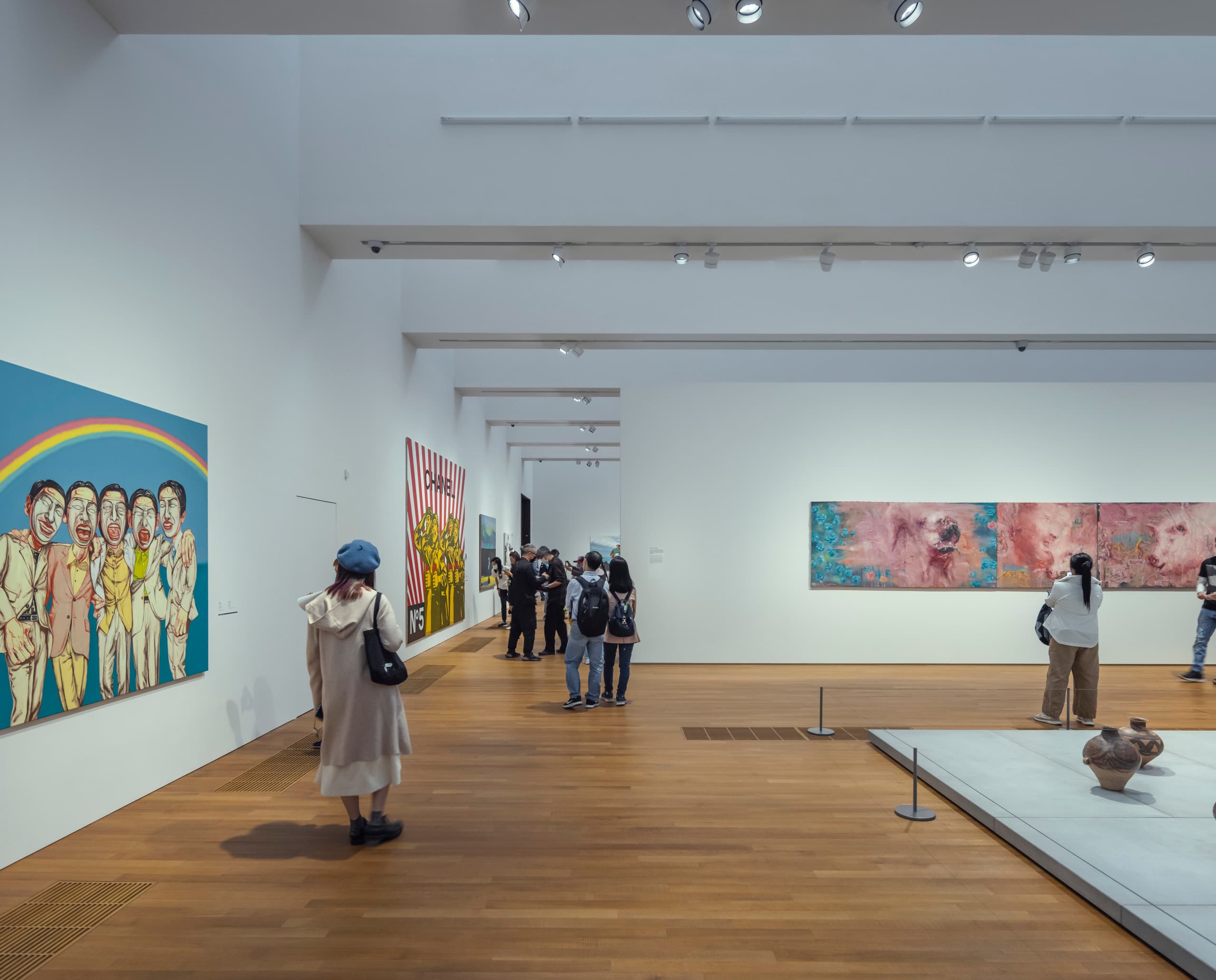 M+ Museum of Visual Culture, Hong Kong: Besucher betrachten Kunstwerke unter ERCO LED-Beleuchtung.