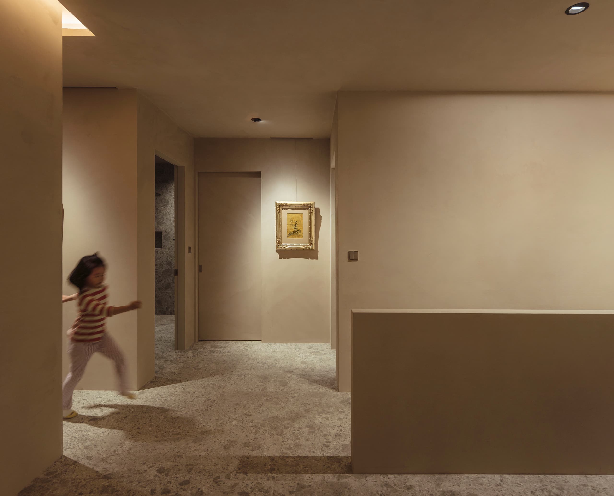 Kind läuft durch Daisy Home, Jeju, beleuchtet mit ERCO LED-Licht für hohen Sehkomfort.
