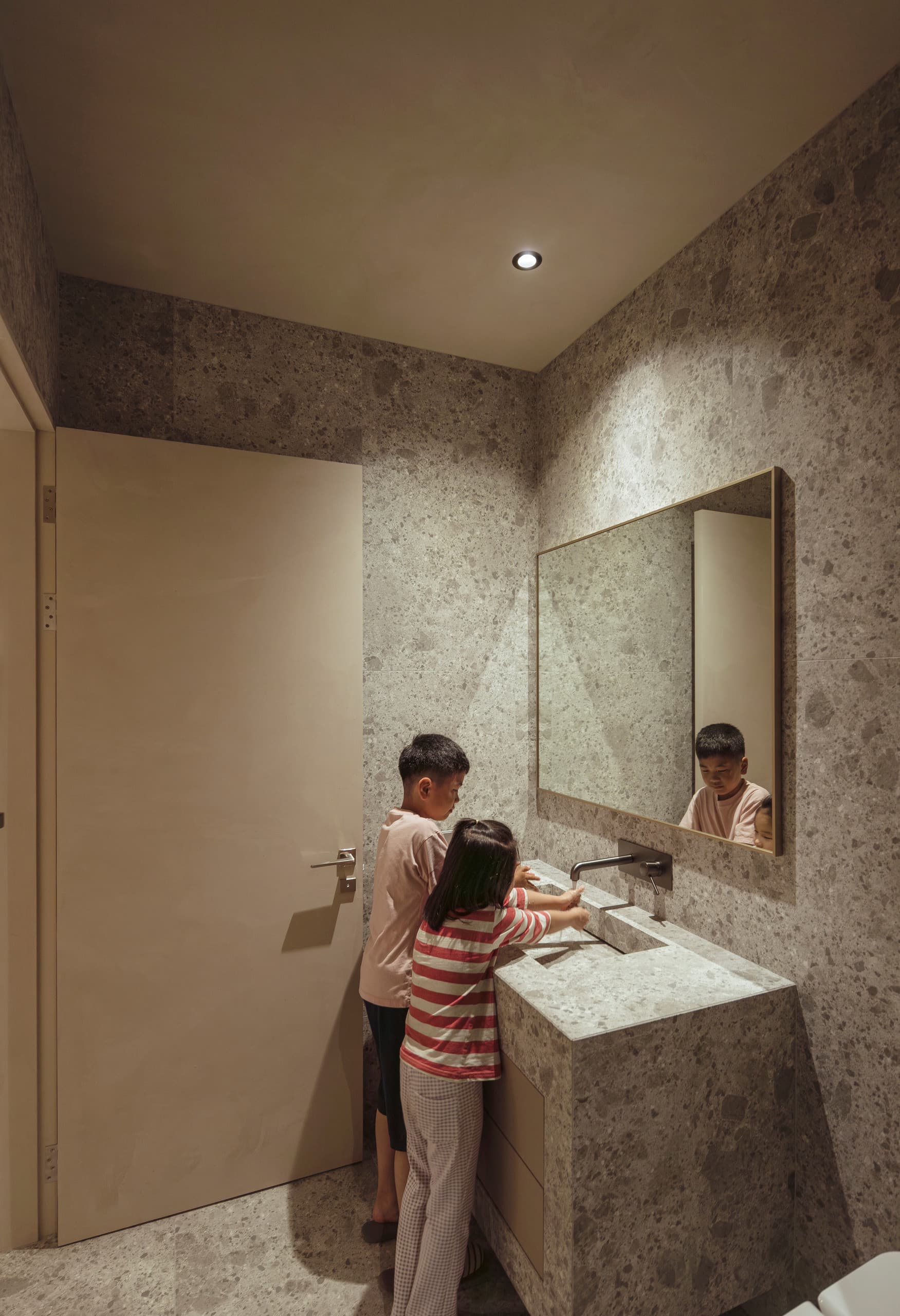 Kinder am Waschbecken mit ERCO Starpoint Strahlern in Daisy Home, Jeju.