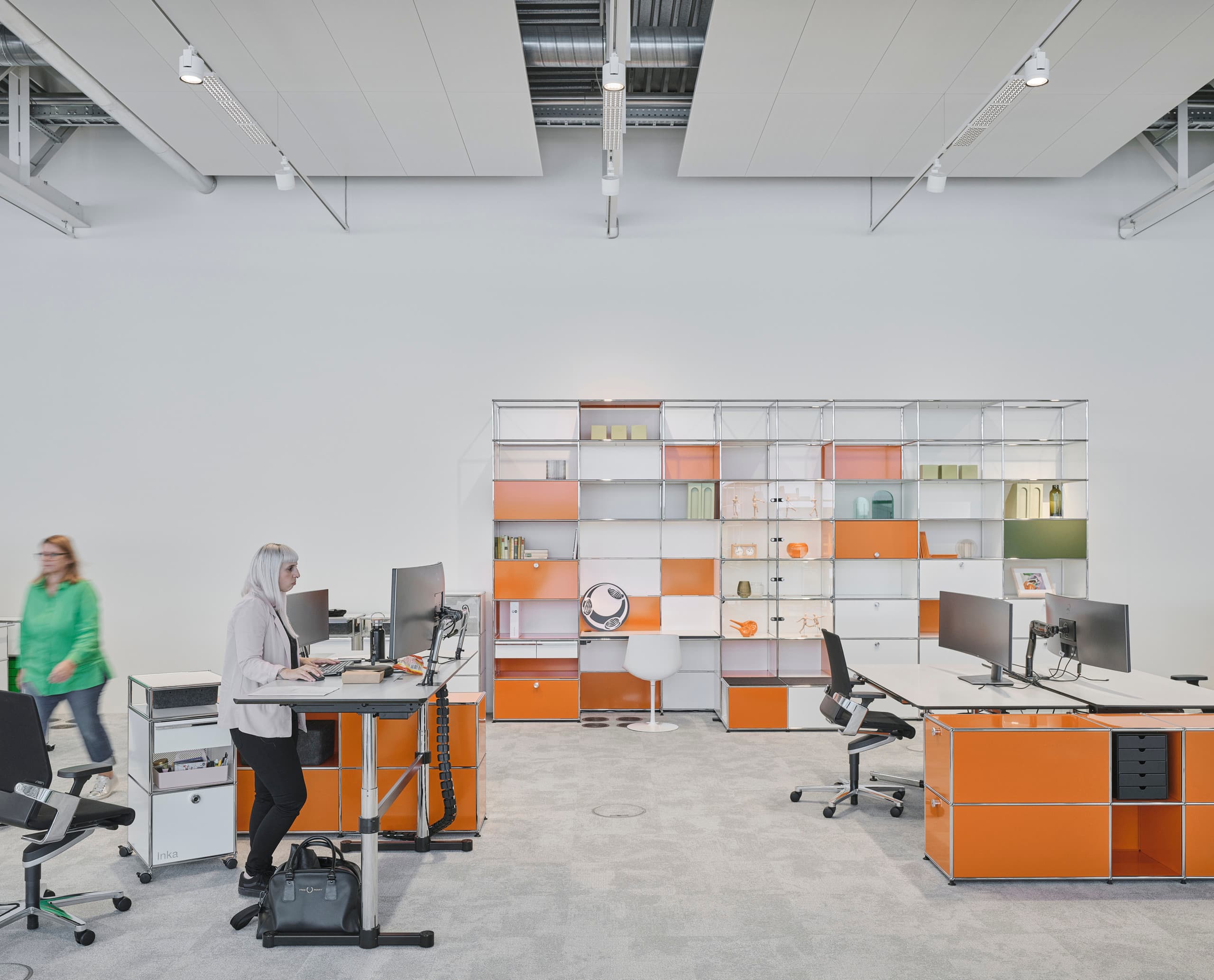 Flexibles Bürobeleuchtung mit ERCO Jilly Downlights und Parscan Strahlern im USM Show Office.