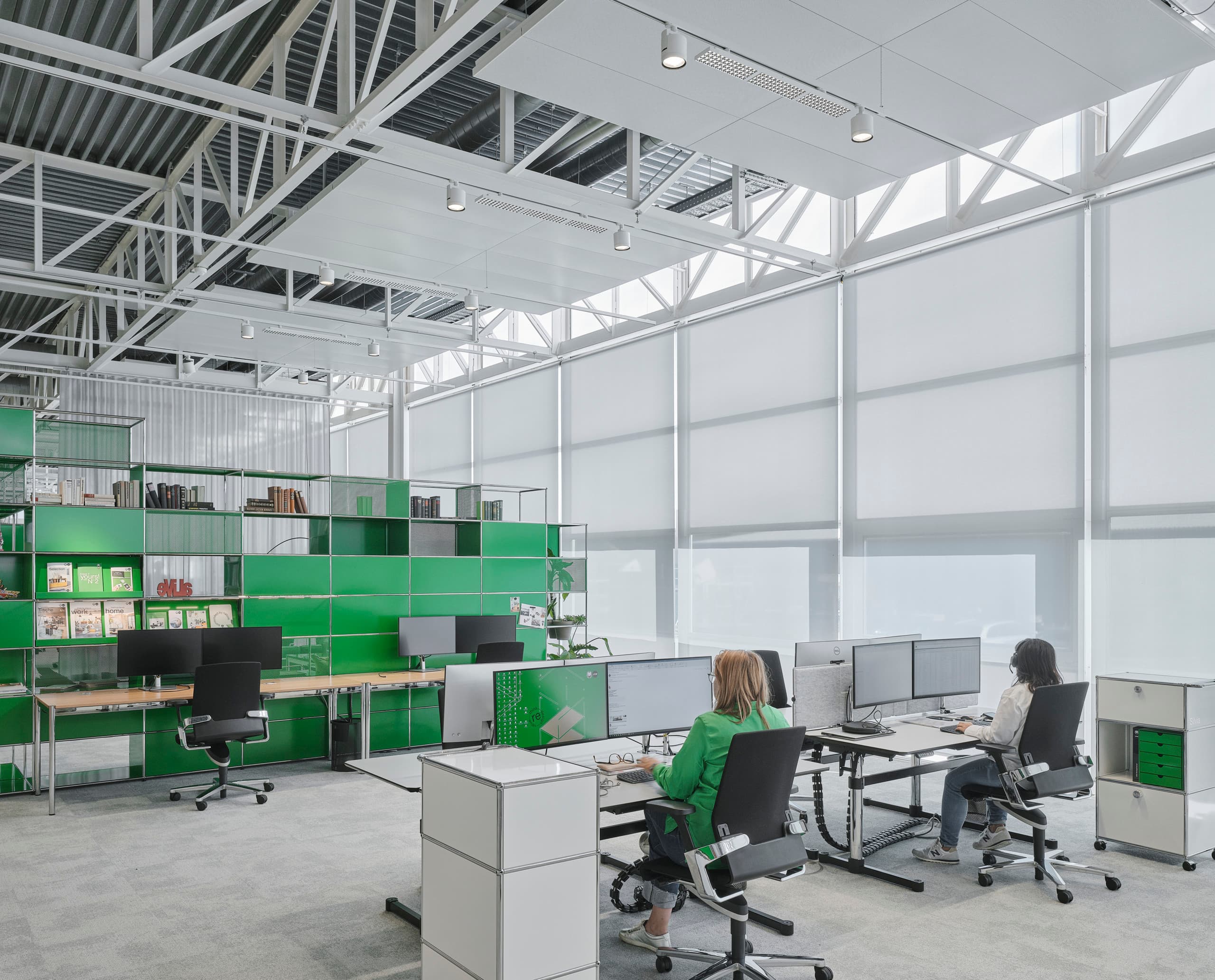 USM Show Office mit ERCO Jilly Downlights und Parscan Strahlern für flexible Bürobeleuchtung.