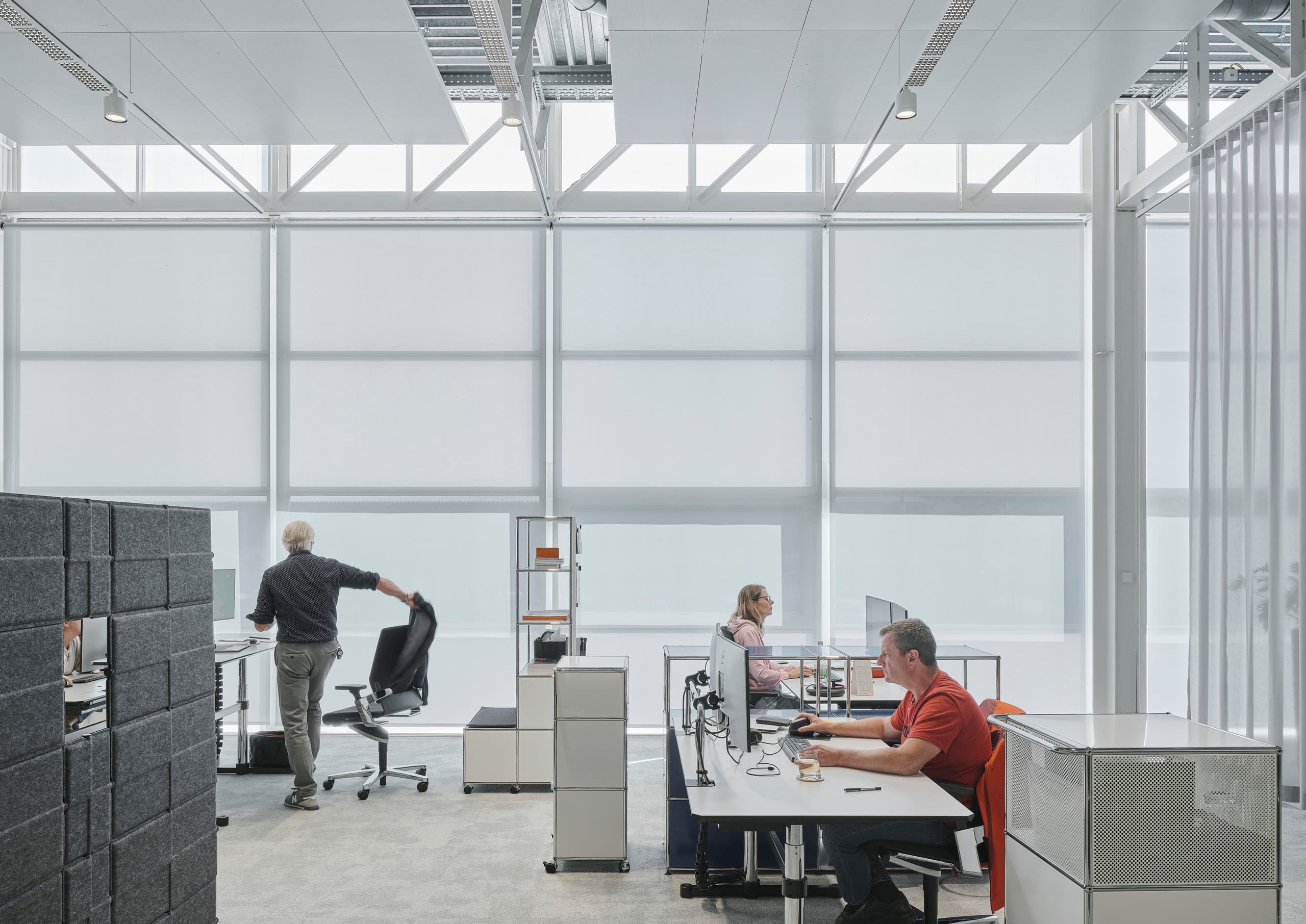 USM Show Office mit ERCO Jilly Downlights: Flexible Arbeitsplatzbeleuchtung mit anpassbarem Licht.