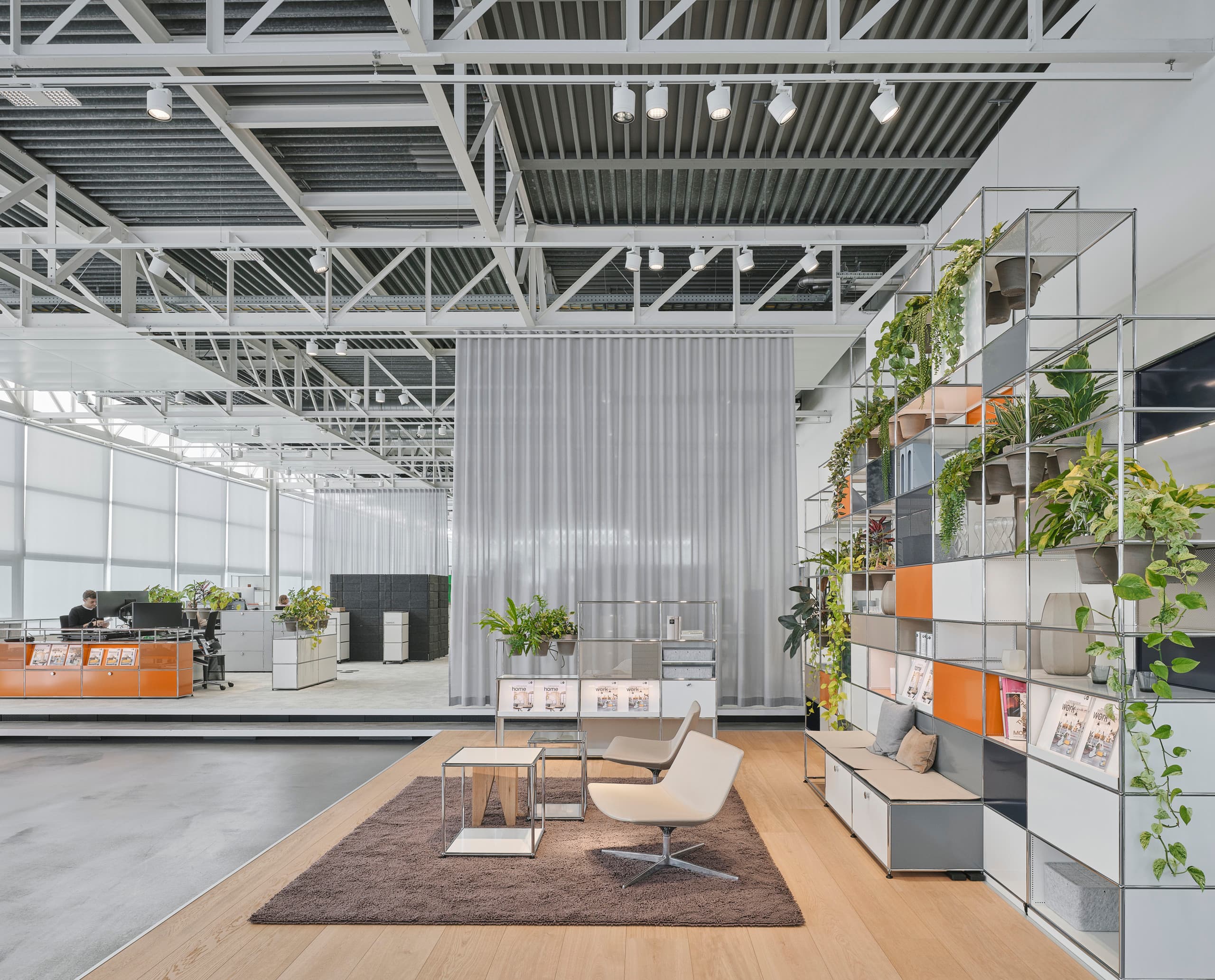 Flexibles Bürobeleuchtung mit ERCO Jilly Downlights und Parscan Strahlern im USM Show Office.