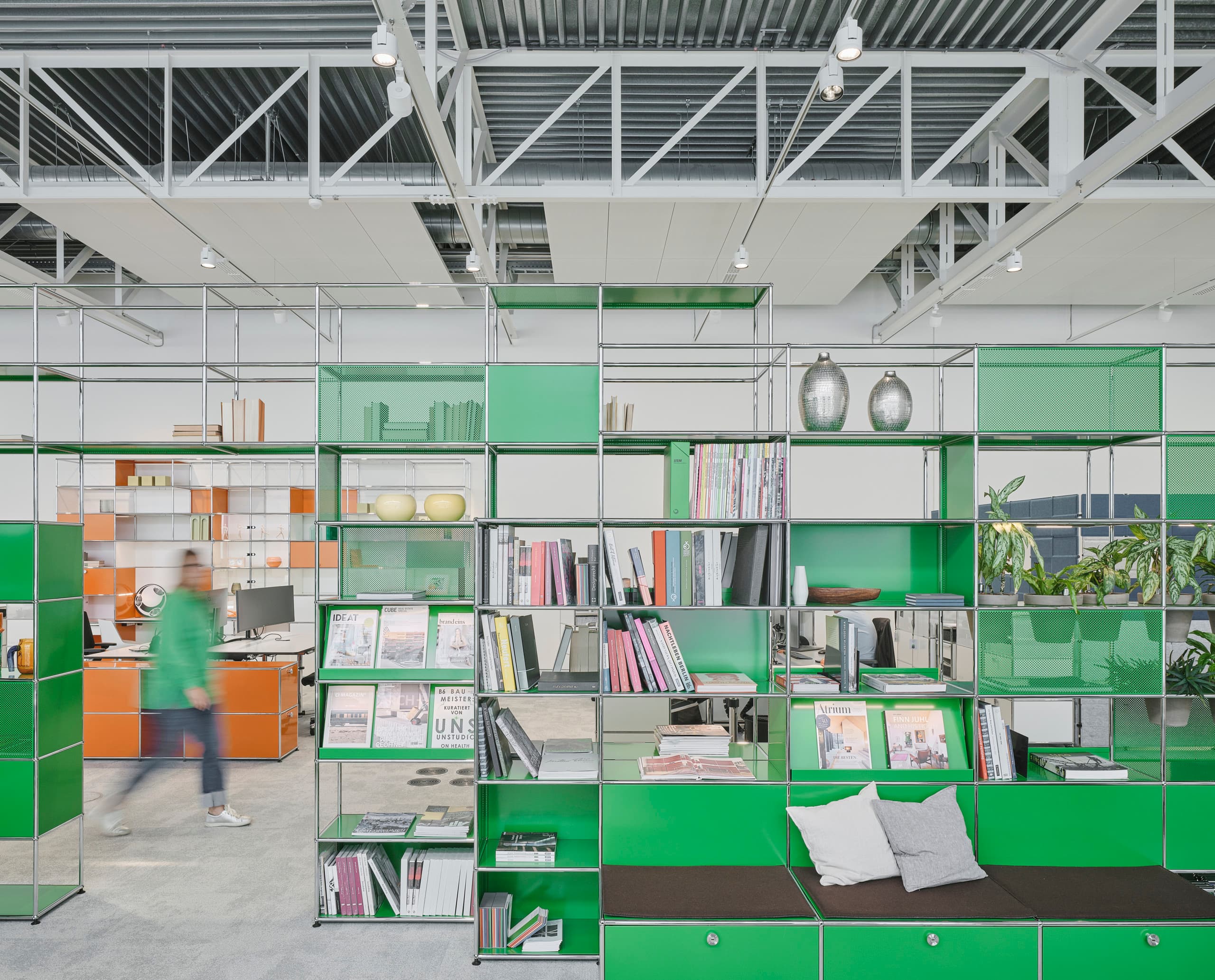 Flexibles USM Möbelbausystem im Show Office mit ERCO Licht für anpassbare Bürobeleuchtung.