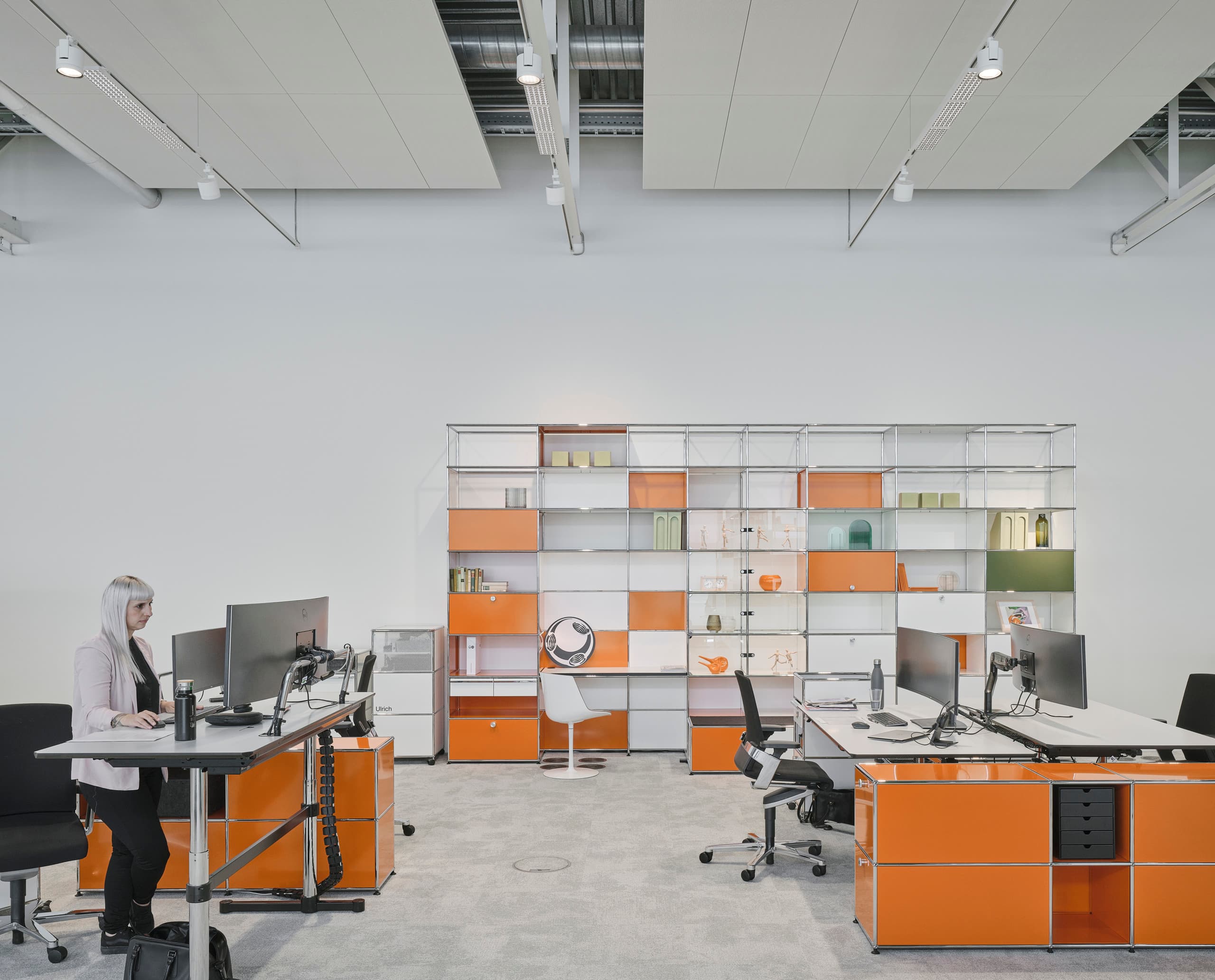 Flexibles Bürobeleuchtung mit ERCO Jilly Downlights und Parscan Strahlern im USM Show Office.