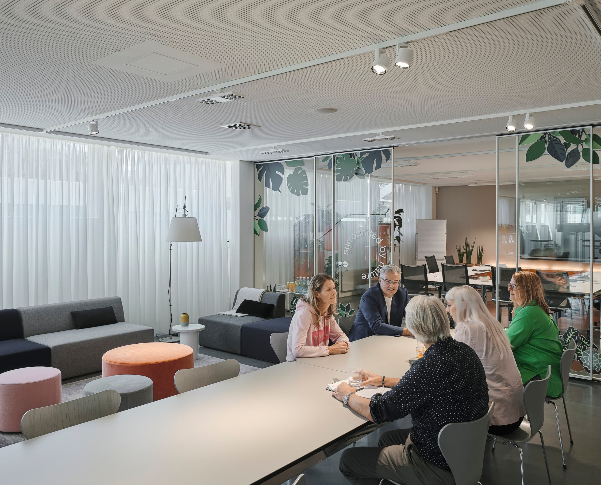 Flexible Bürobeleuchtung mit ERCO Jilly Downlights und Parscan Strahlern im USM Show Office.