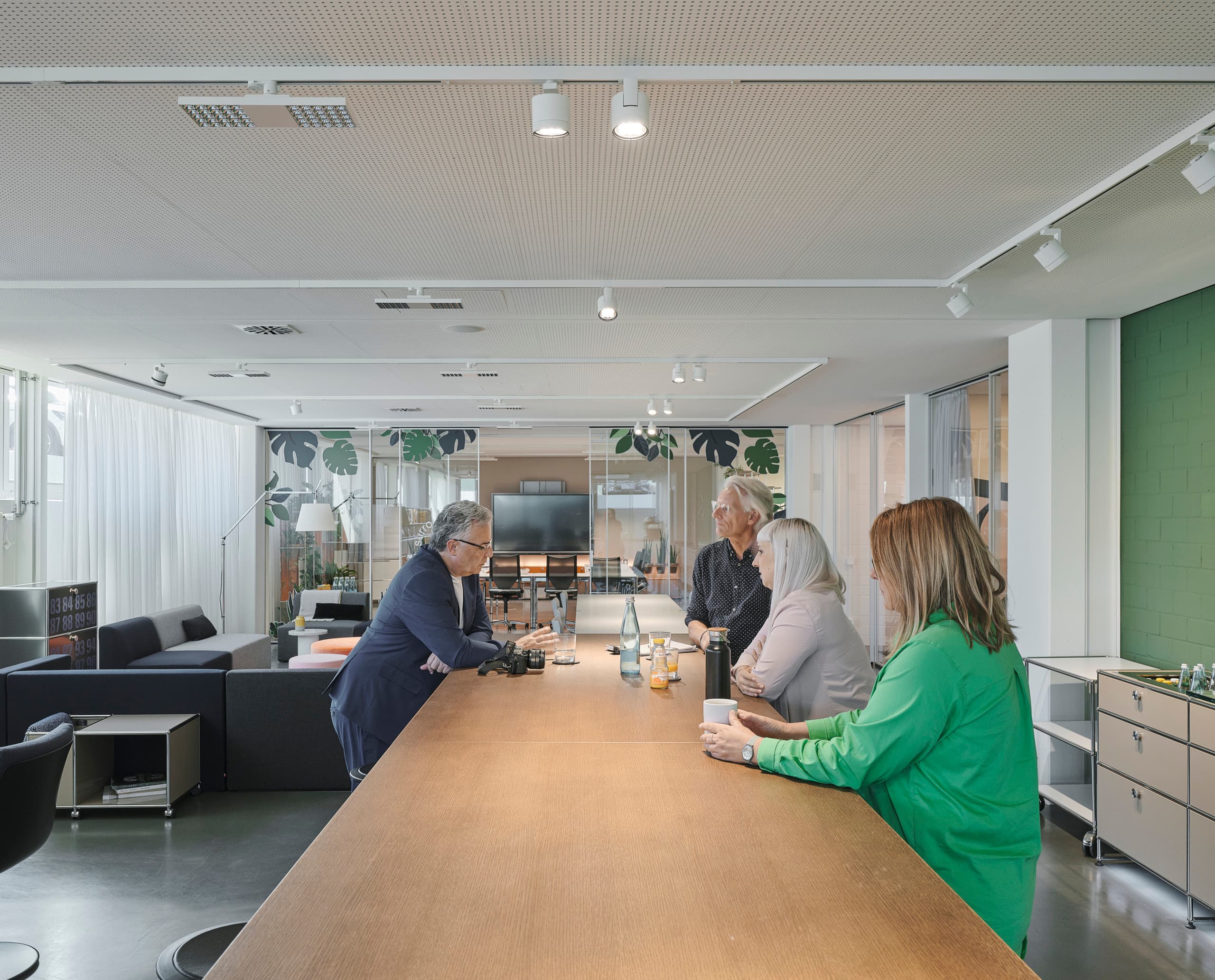 Flexible ERCO Bürobeleuchtung mit Jilly Downlights und Parscan Strahlern im USM Show Office.