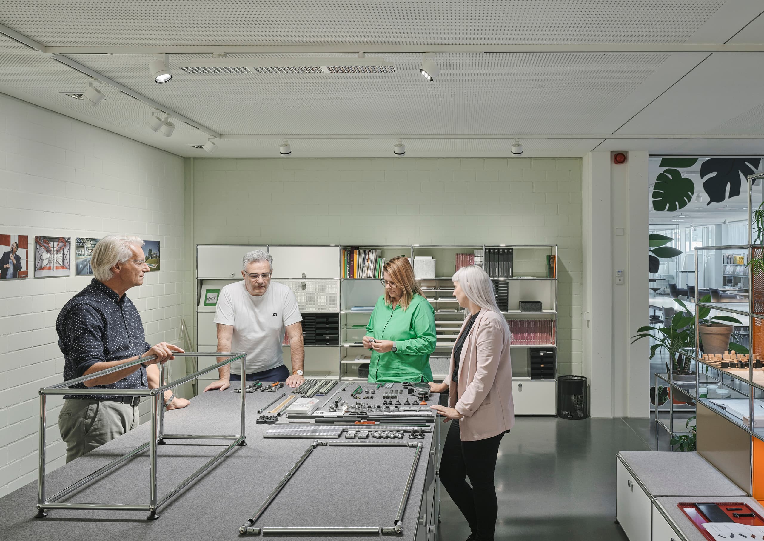 USM Show Office: Mitarbeiter planen mit ERCO Jilly Downlights und Parscan Strahlern flexible Bürobeleuchtung.