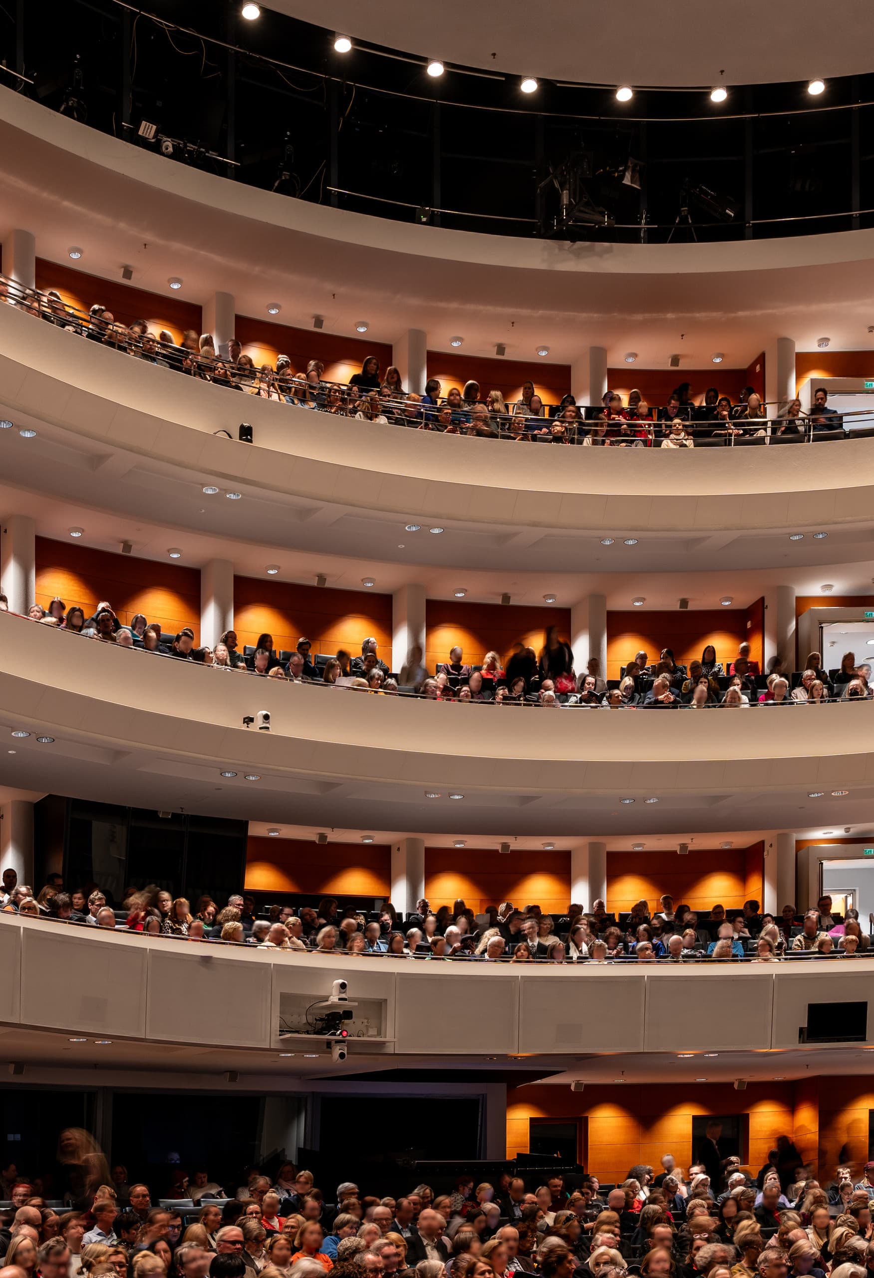 Finnische Nationaloper mit ERCO LED-Downlights für energieeffiziente Beleuchtung.