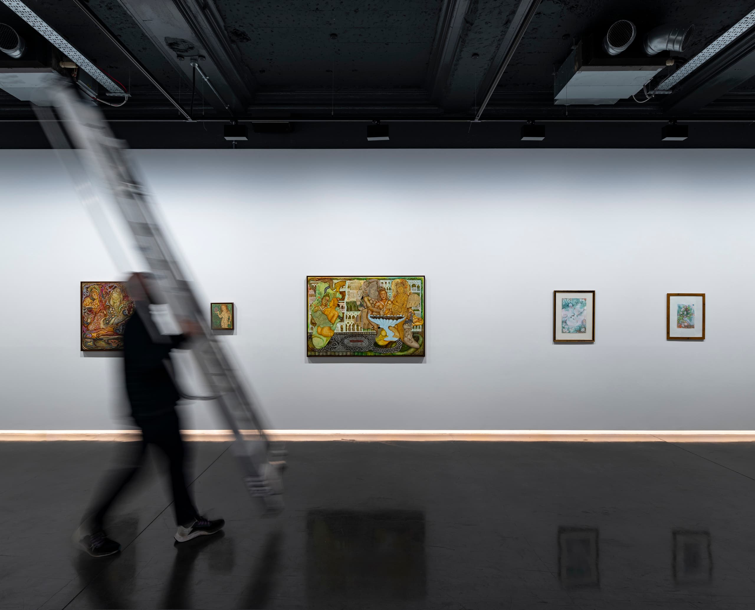 ERCO LED-Beleuchtung in der Unit Gallery, London, während der Installation. Kunstausstellung mit flexibler Beleuchtung.