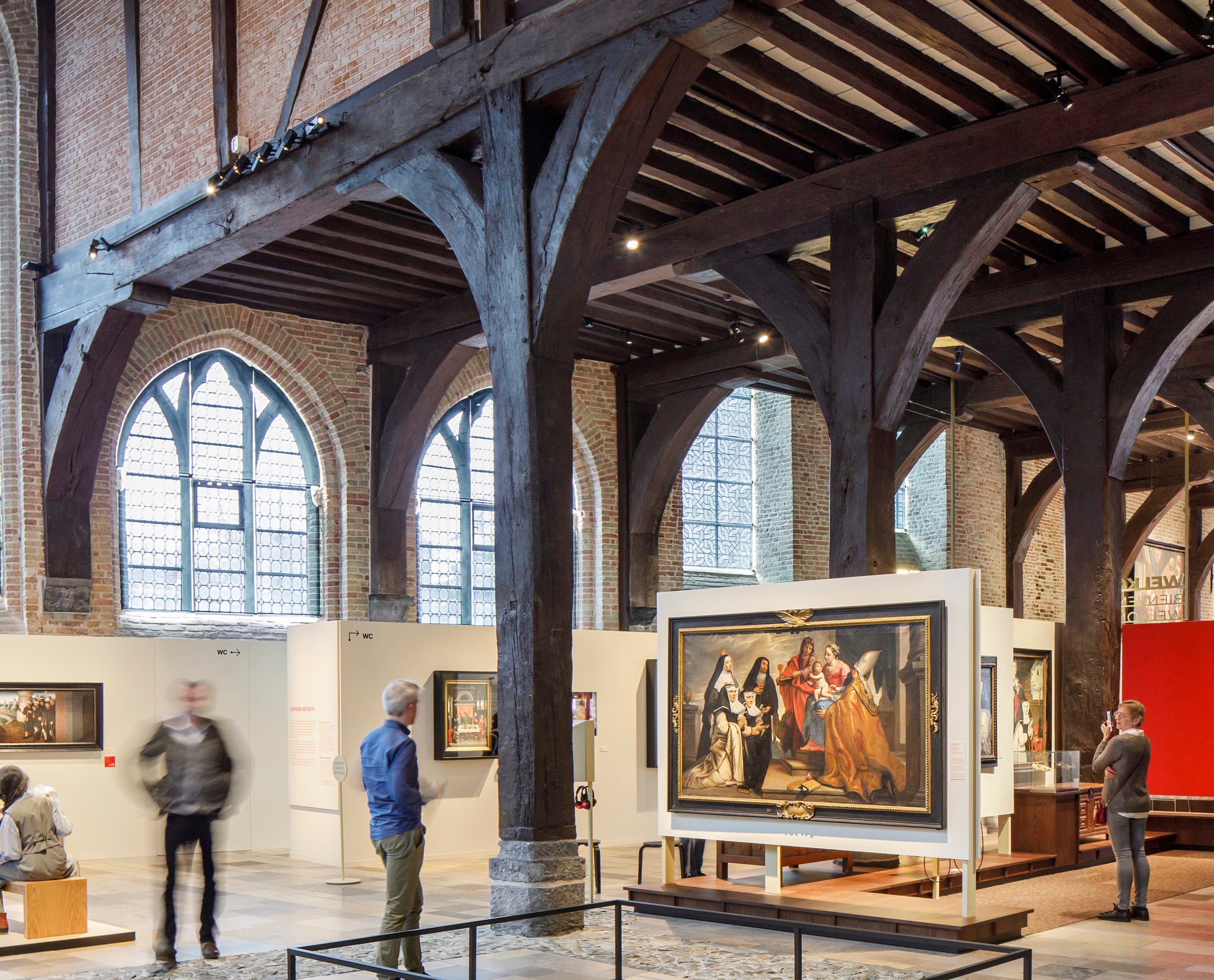 ERCO LED-Beleuchtung im Museum Sint-Janshospitaal, Brügge, mit flexiblen Strahlern zur Ausleuchtung historischer Kunstwerke.