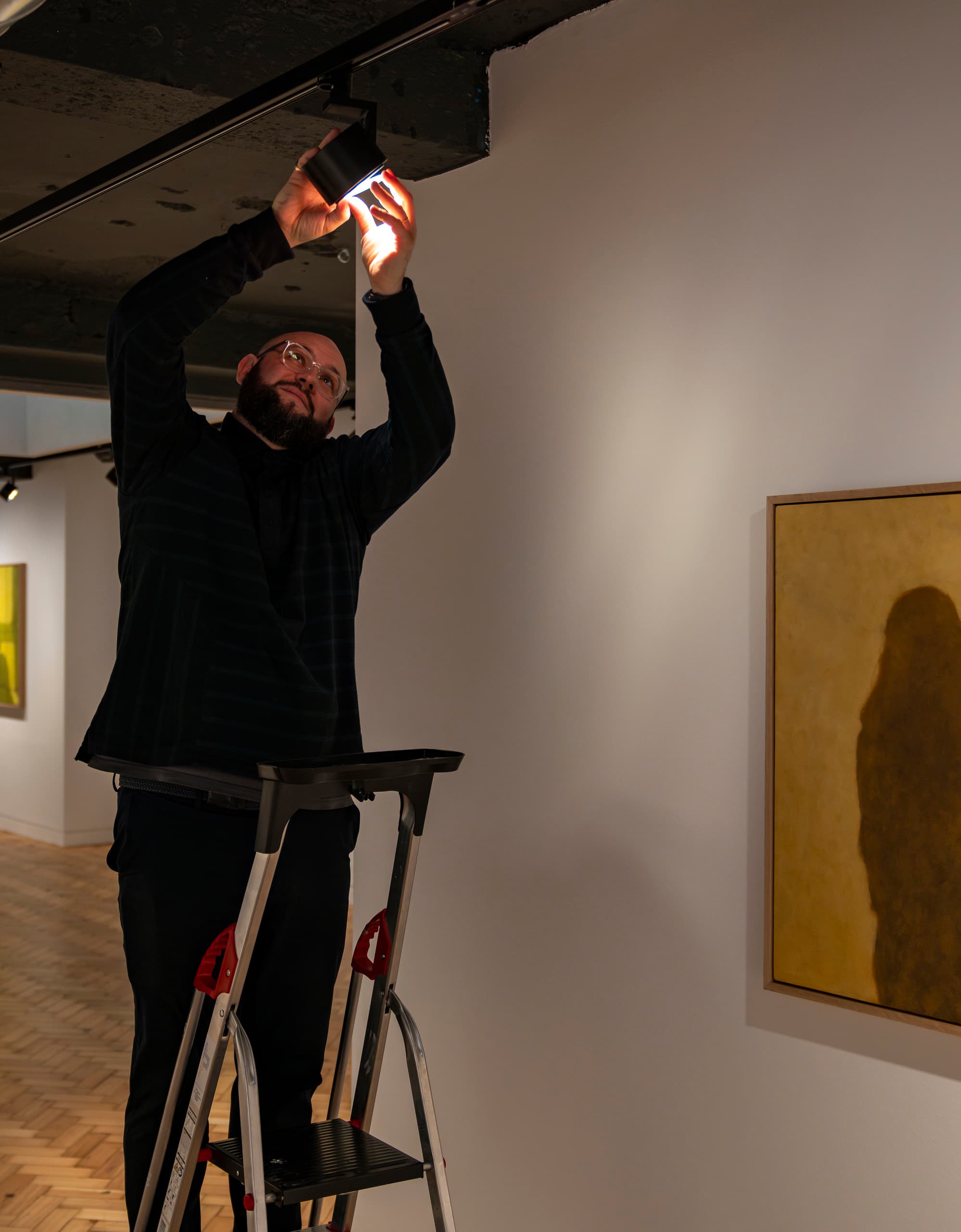 ERCO LED-Strahler wird in der Unit Gallery auf Kunstwerke ausgerichtet.