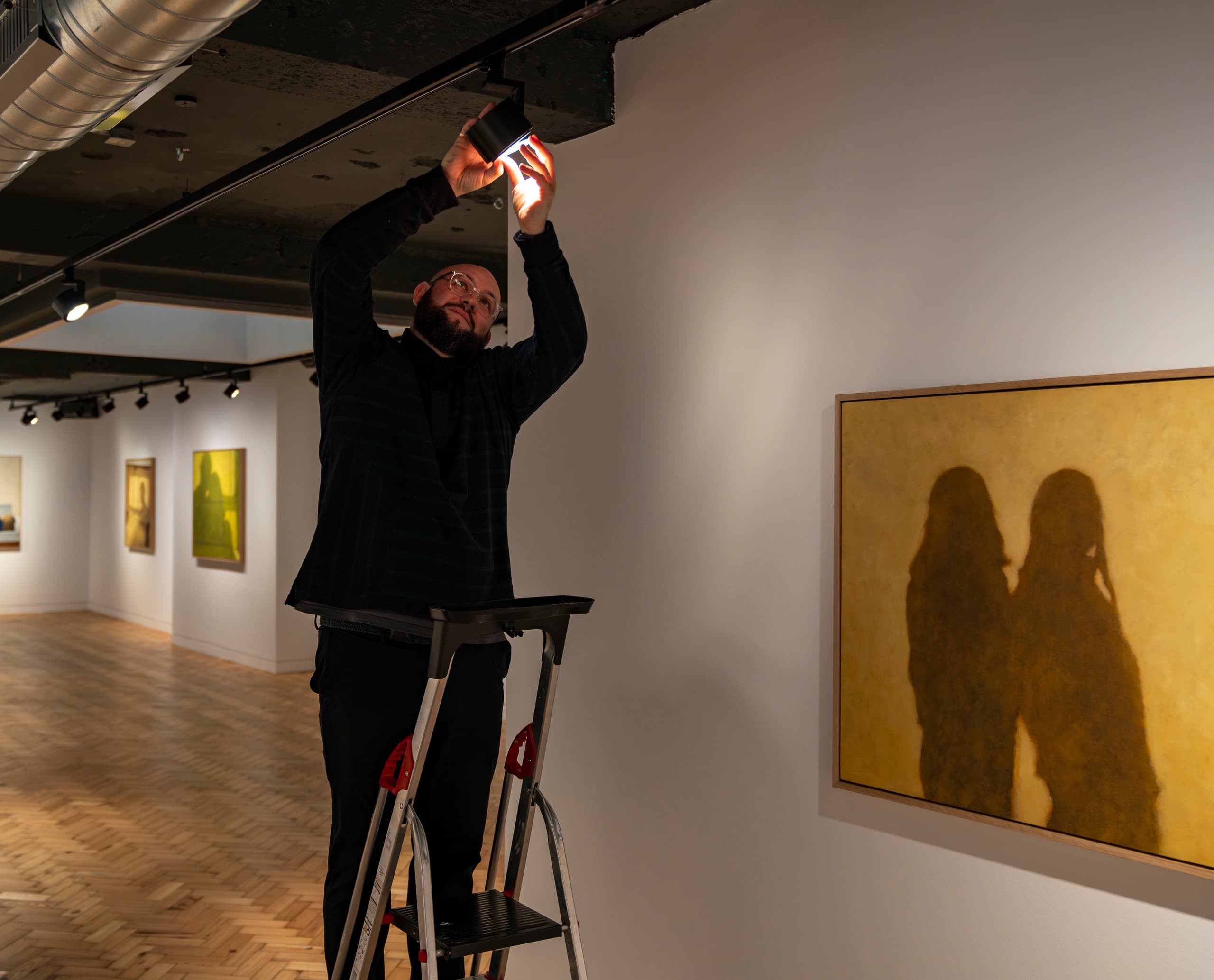 ERCO LED-Strahler wird in der Unit Gallery auf Kunstwerke ausgerichtet.