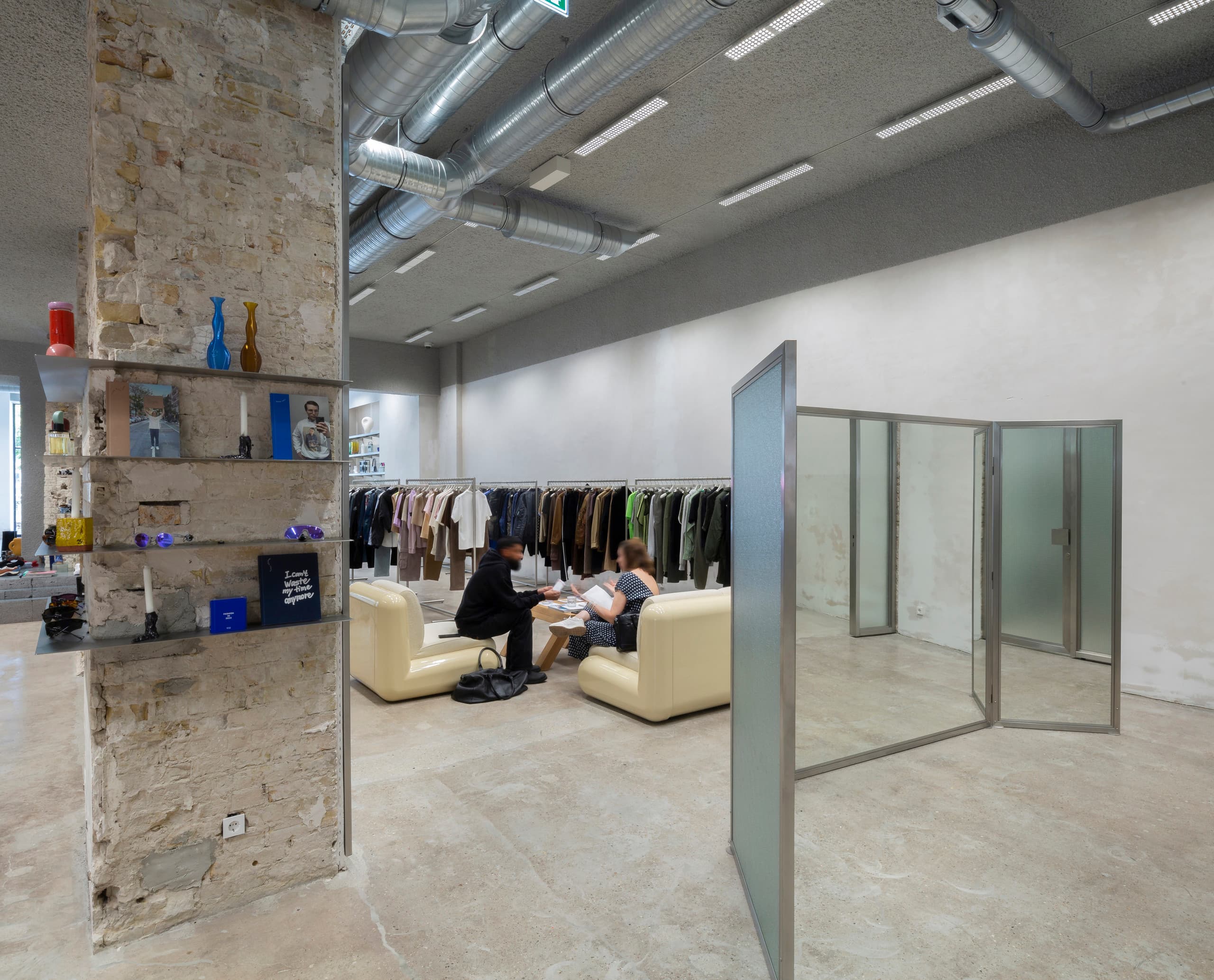 Highsnobiety Store Berlin mit Jilly LED Downlights für flexible Shopbeleuchtung.
