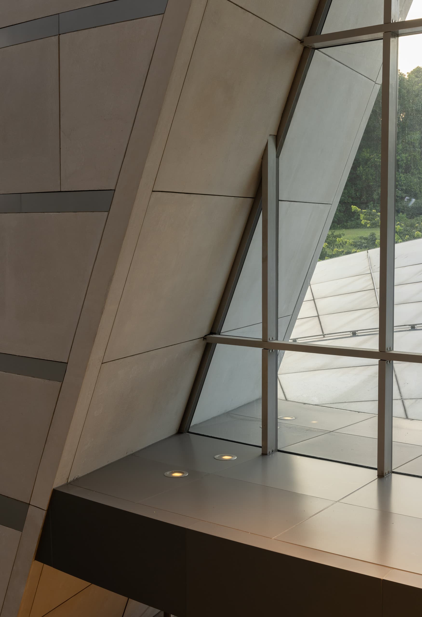 Detailaufnahme der Architektur des Surbana Jurong Campus mit ERCO LED-Downlights.