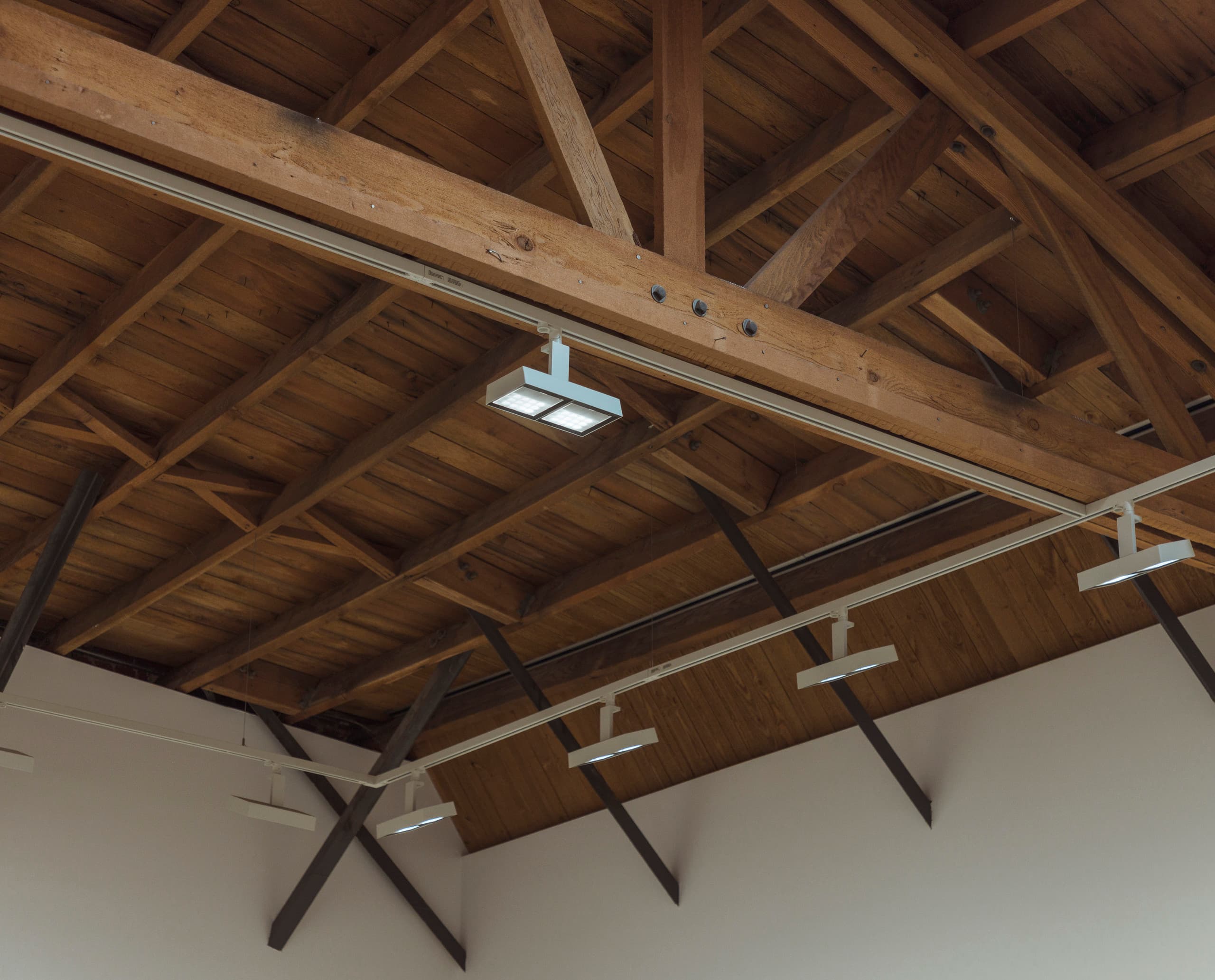 ERCO Light Board Strahler an der Holzdecke der David Zwirner Galerie in Los Angeles.