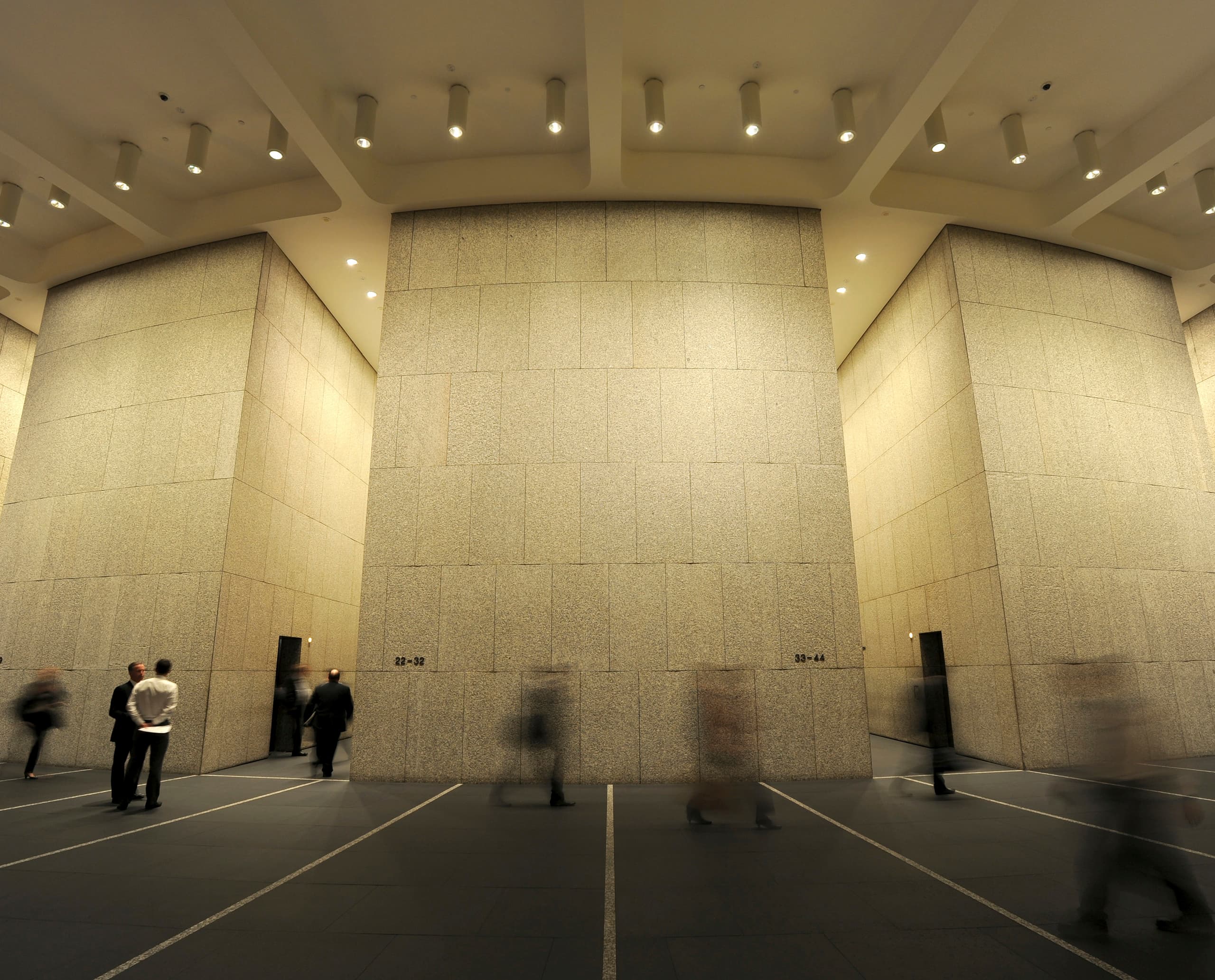 Die Wandflutung mit ERCO LED-Leuchten betont die Architektur im MLC Centre Sydney.