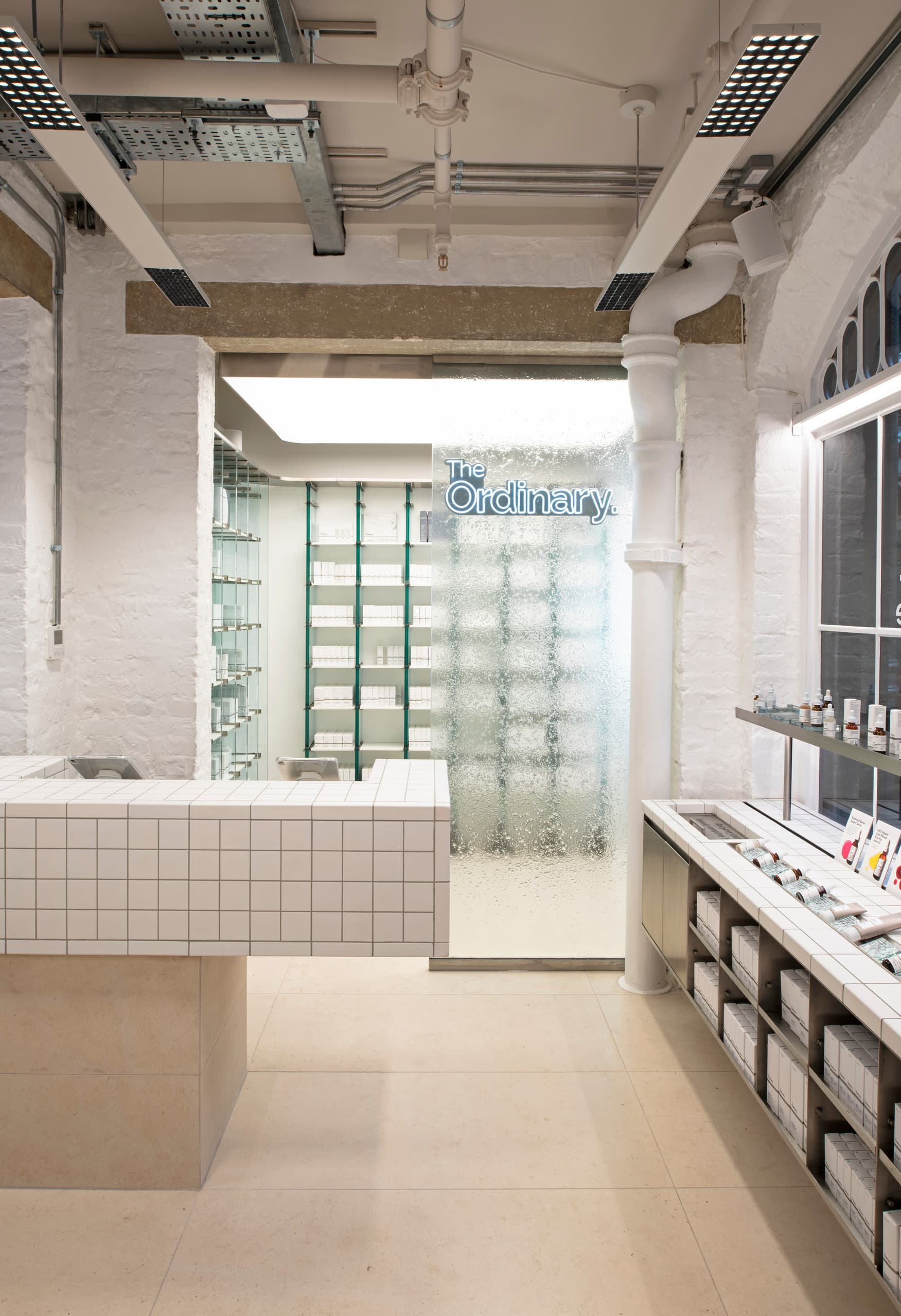 Innenansicht des The Ordinary Shops in Covent Garden, London, mit ERCO LED-Beleuchtung.