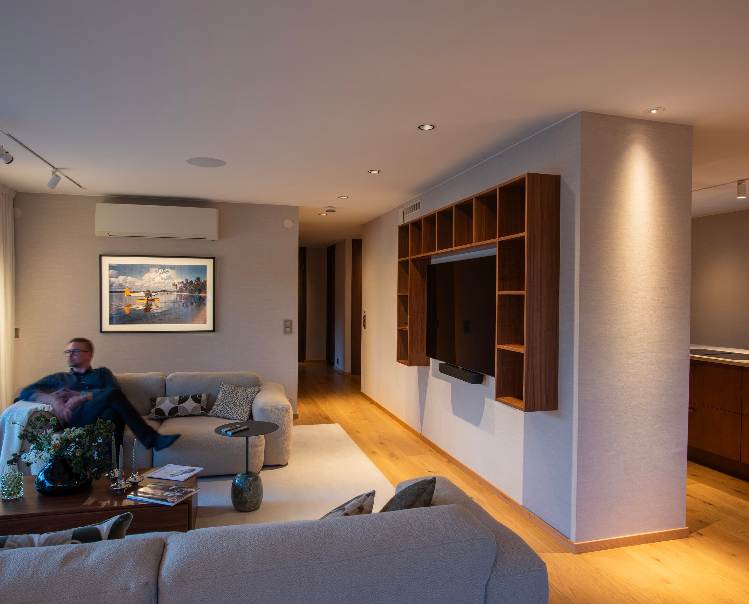 ERCO LED-Beleuchtung in Villa Lakeside, Göteborg: Wohnzimmer mit Axis Einbaustrahlern und warmem Licht.