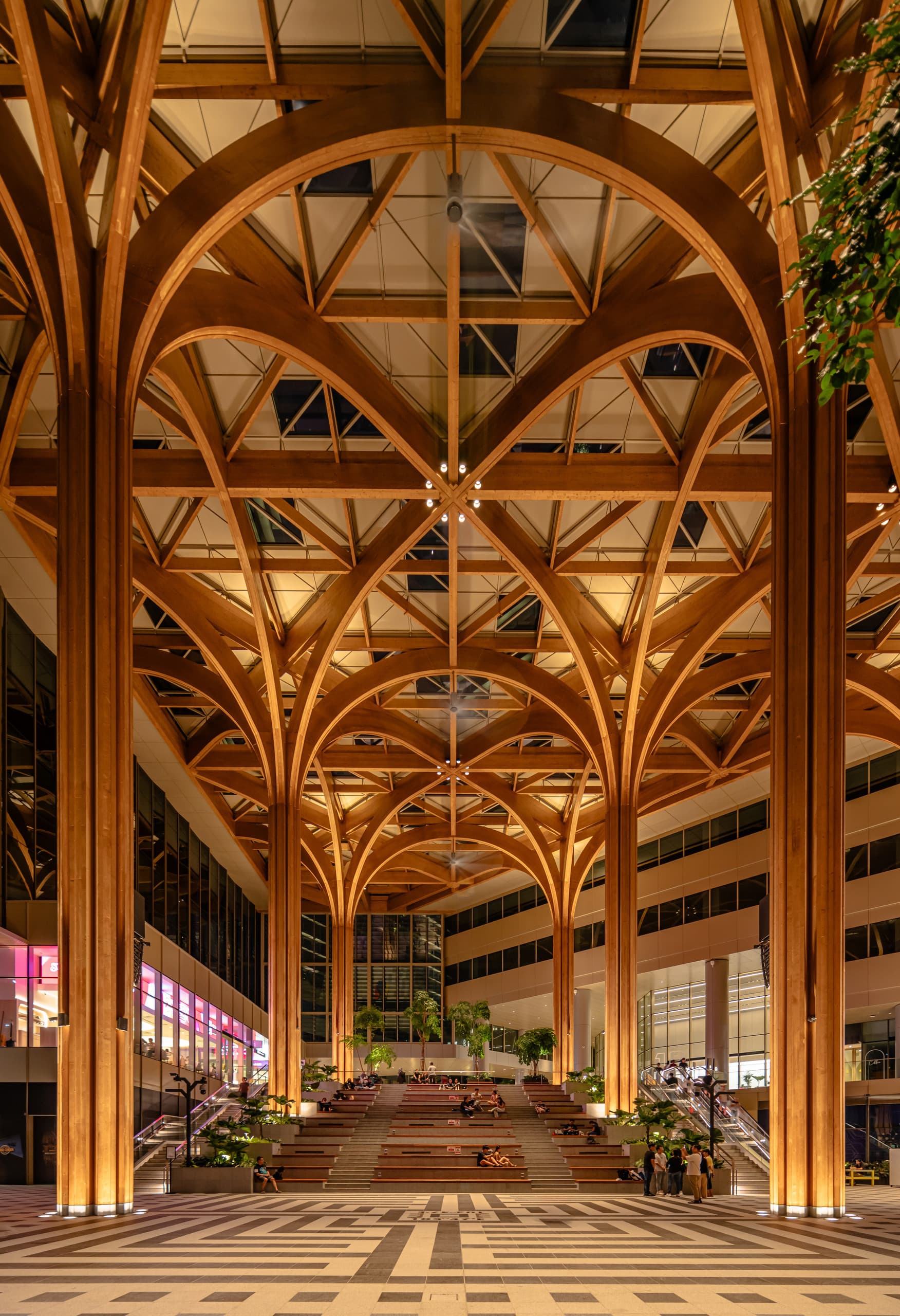 ERCO Atrium Double Focus Leuchten beleuchten die hohe Decke im Geneo, Singapore Science Park.