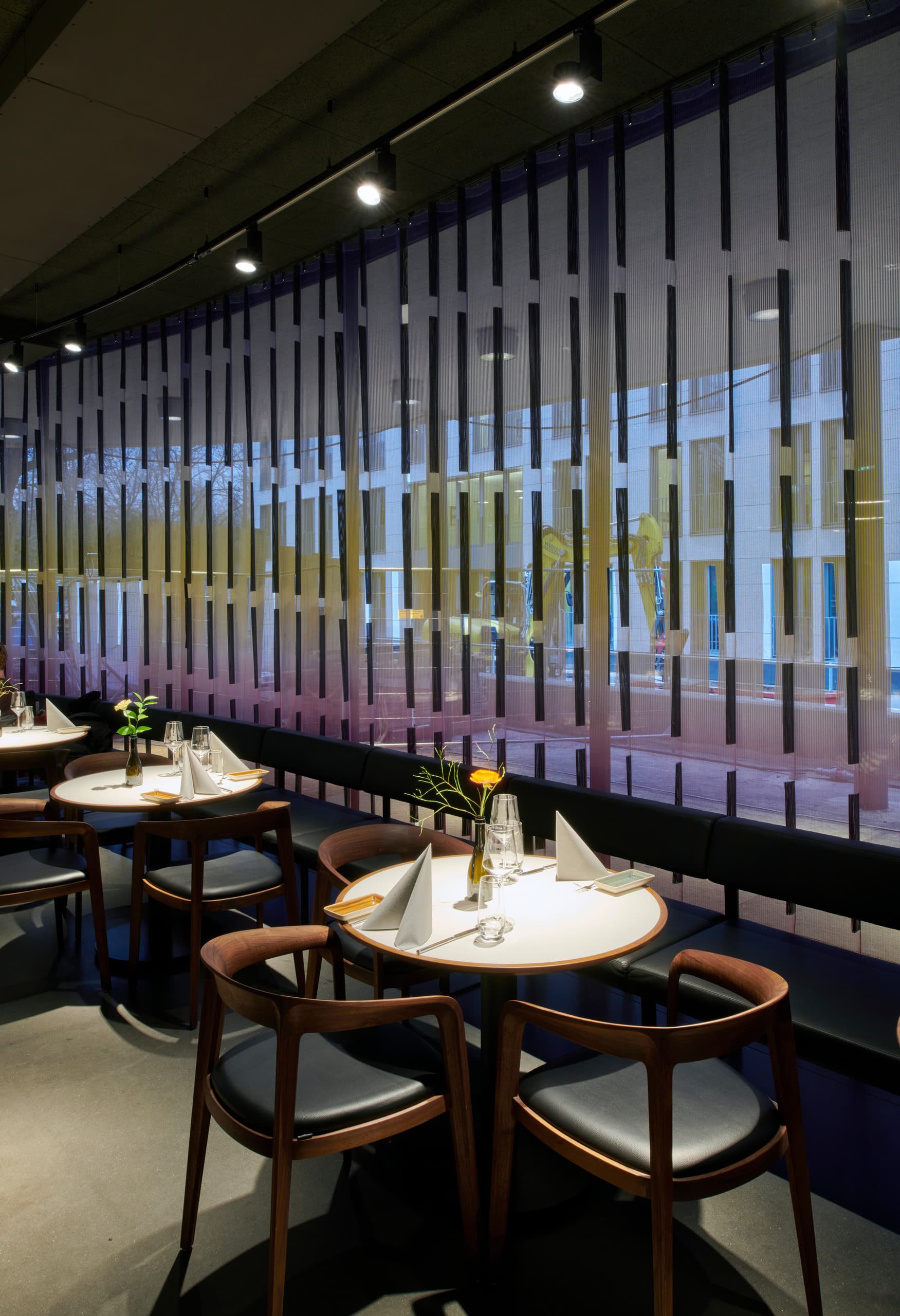 Restaurant im Schauspielhaus Düsseldorf mit ERCO LED-Beleuchtung und gedeckten Tischen.