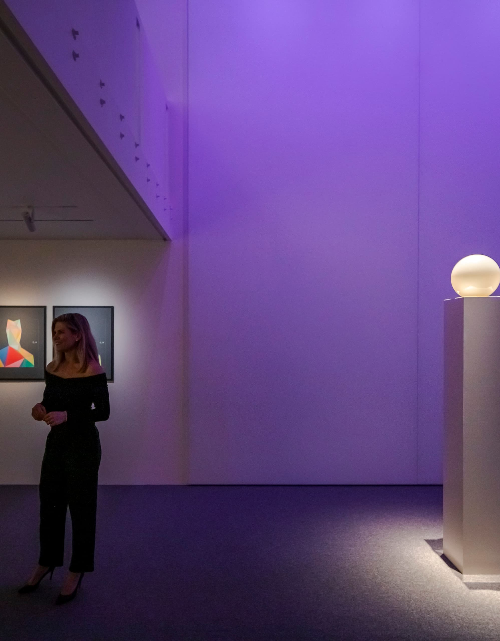 ERCO Lichtdesign in einer Kunstgalerie mit Personen und einer beleuchteten Skulptur.