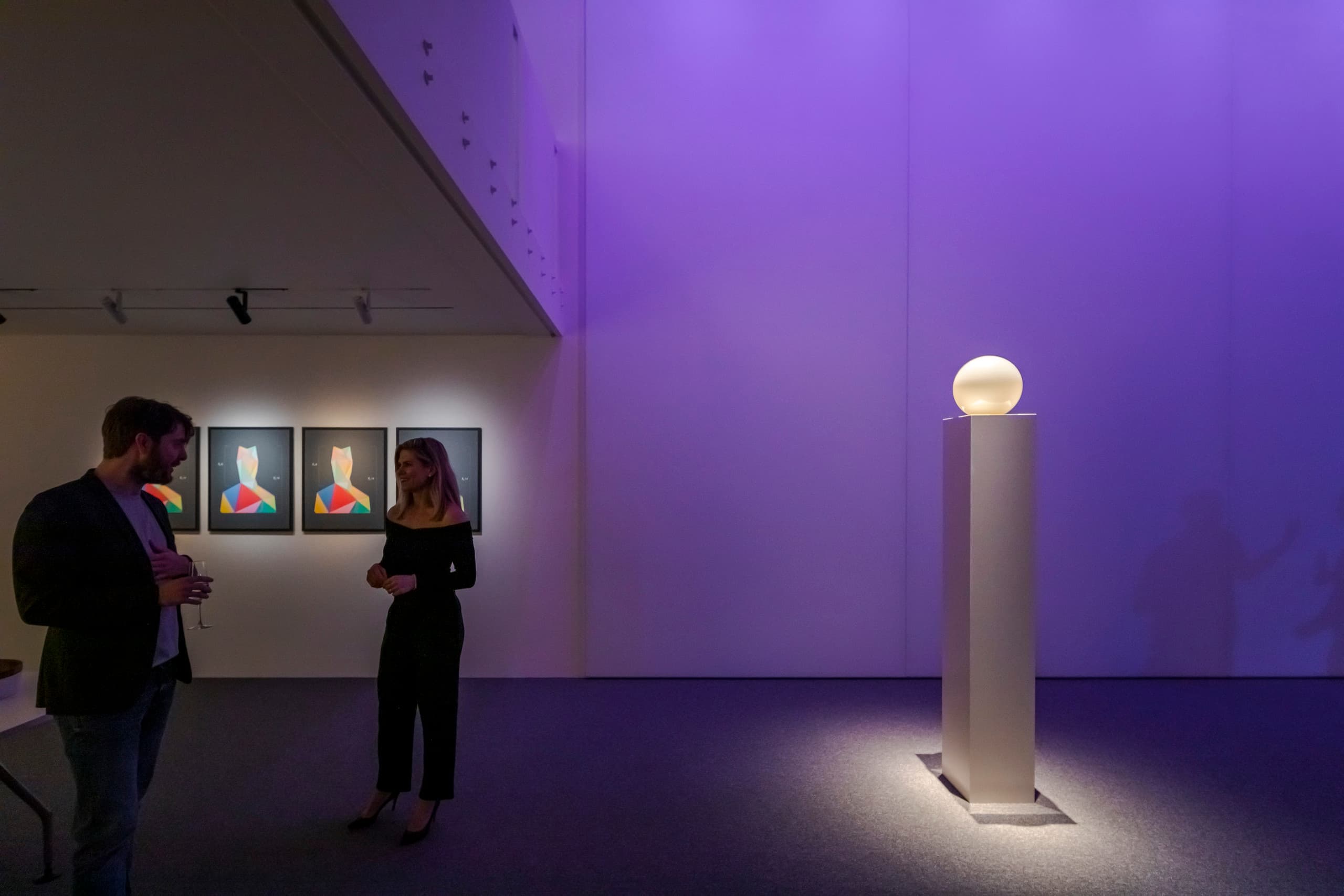 ERCO Lichtdesign in einer Kunstgalerie mit Personen und einer beleuchteten Skulptur.