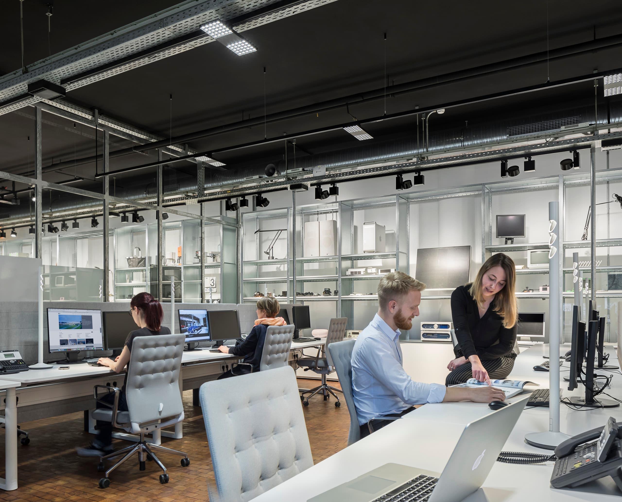 ERCO Beleuchtungssysteme im Büro mit Casambi Bluetooth Steuerung für individuelle Lichtanpassung.