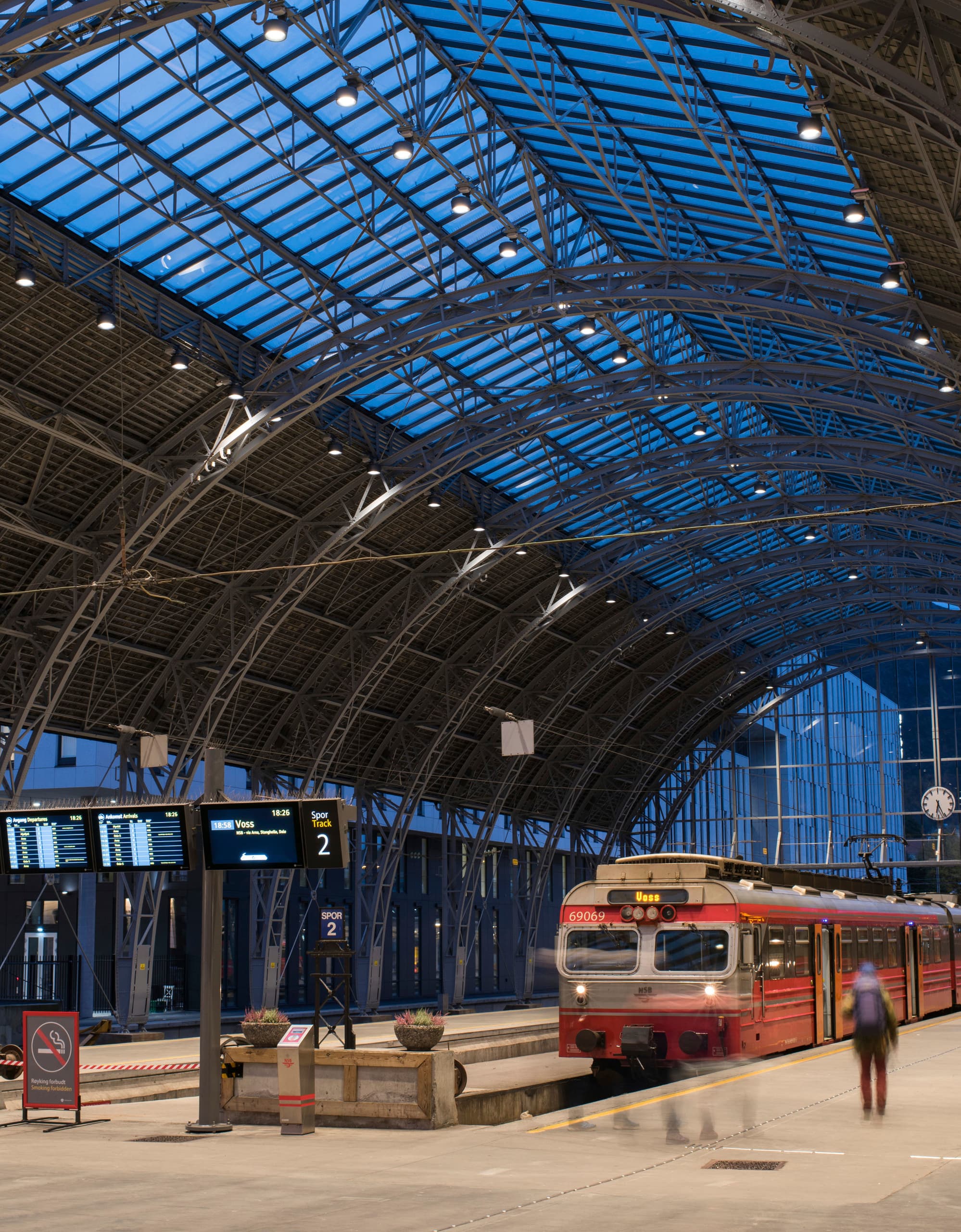 Bahnhof mit ERCO Außenleuchten: Robuste Beleuchtung für hohe Ansprüche an Bahnhöfen.