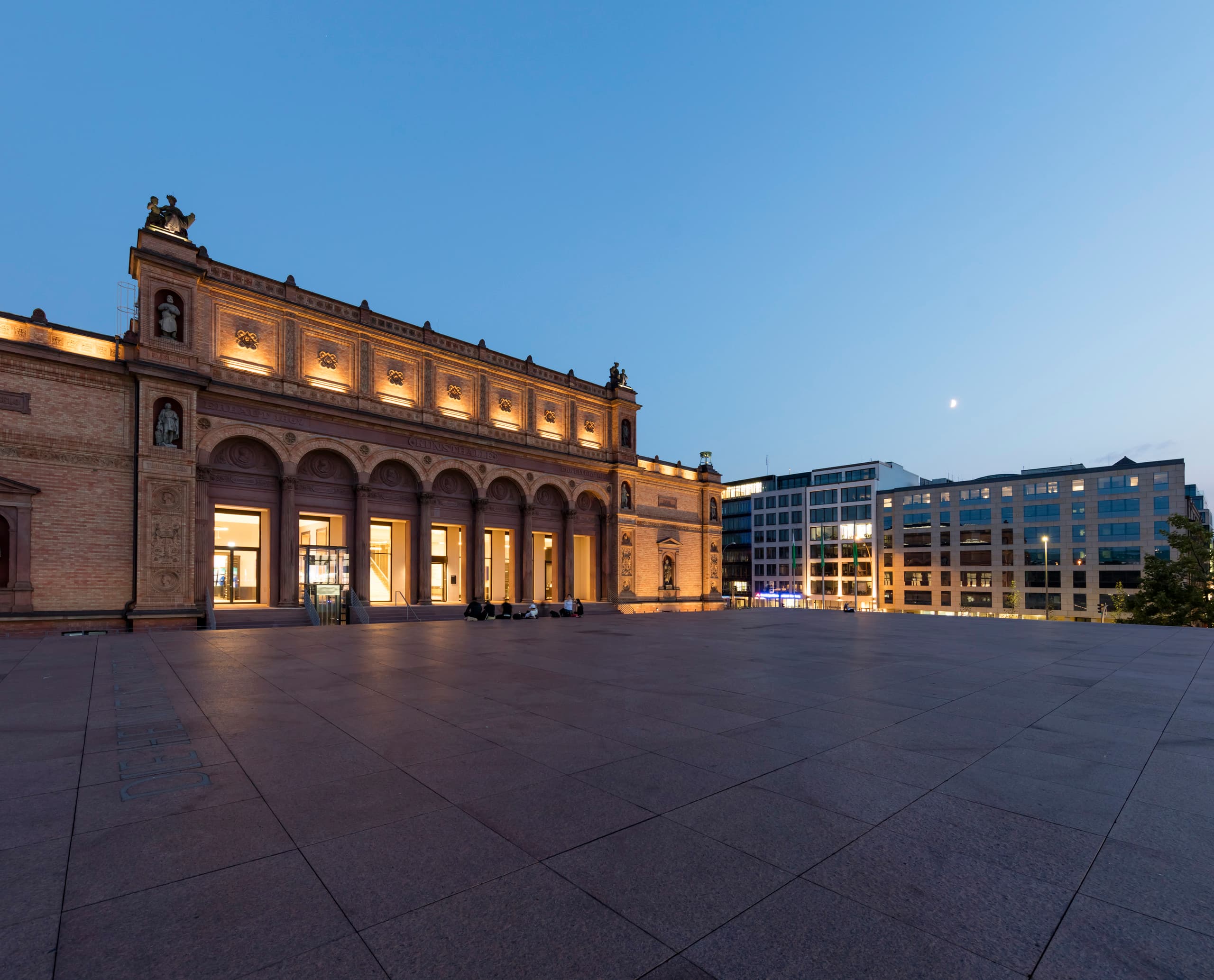 Beleuchtete Fassade der Alten Nationalgalerie in Berlin bei Nacht.