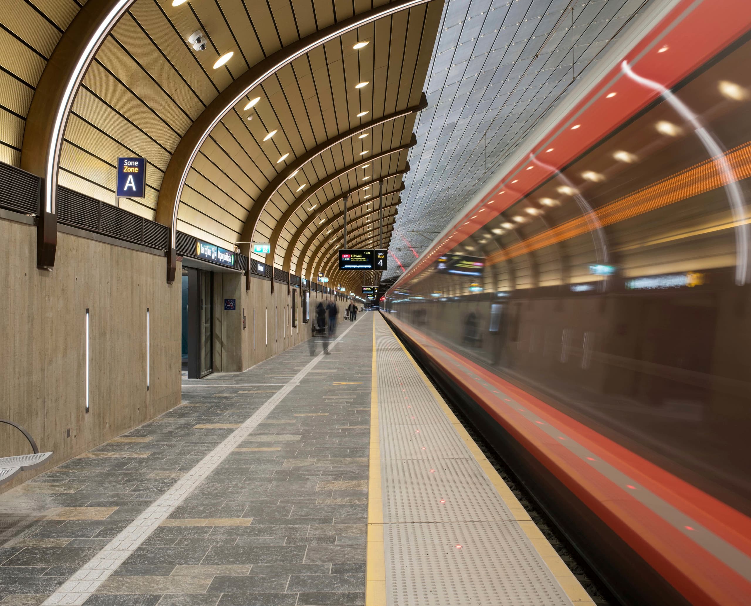 Bahnhof mit ERCO Außenleuchten für robuste und wirtschaftliche Beleuchtung.