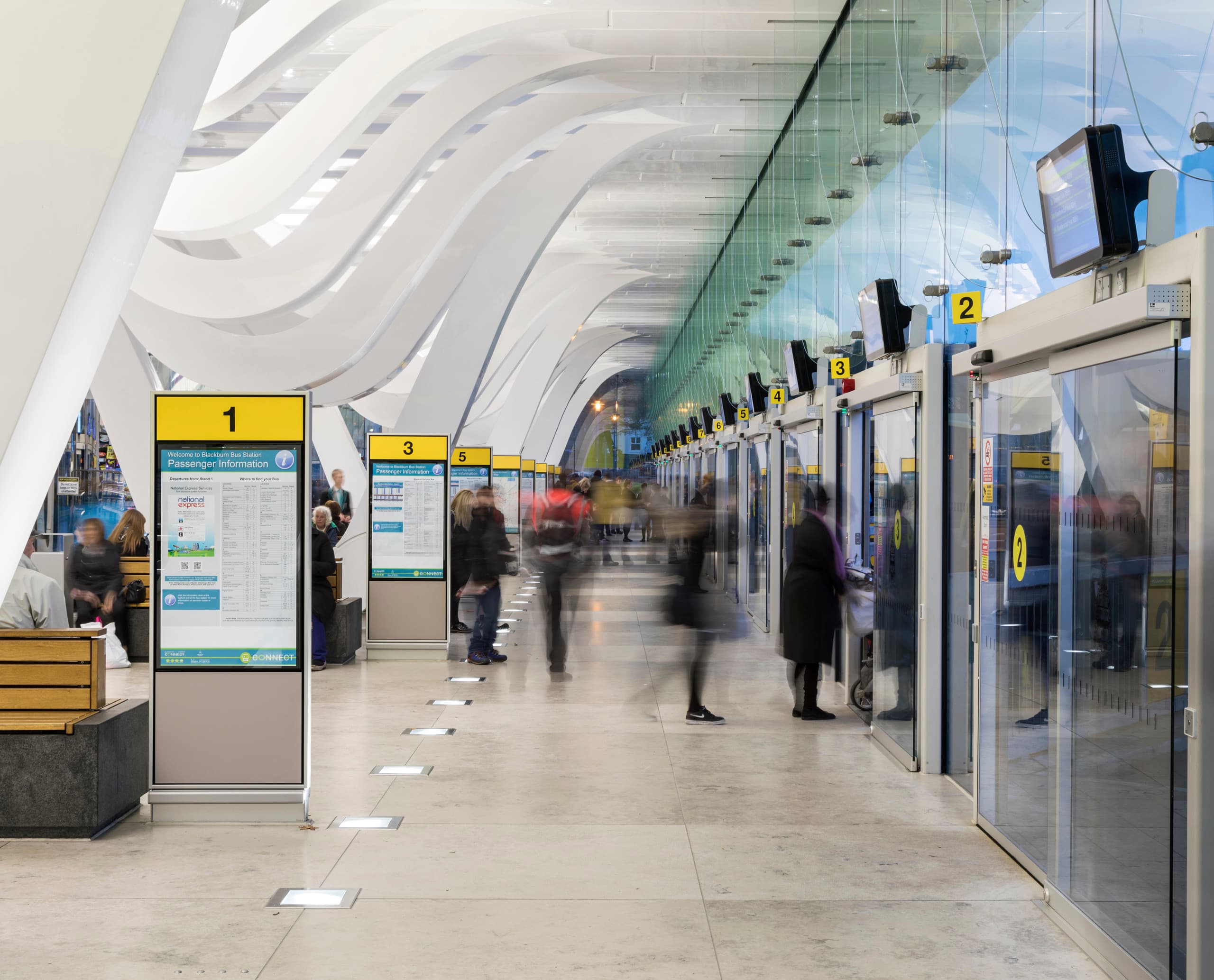 ERCO Außenleuchten in einem Bahnhof für robuste und wirtschaftliche Beleuchtung.