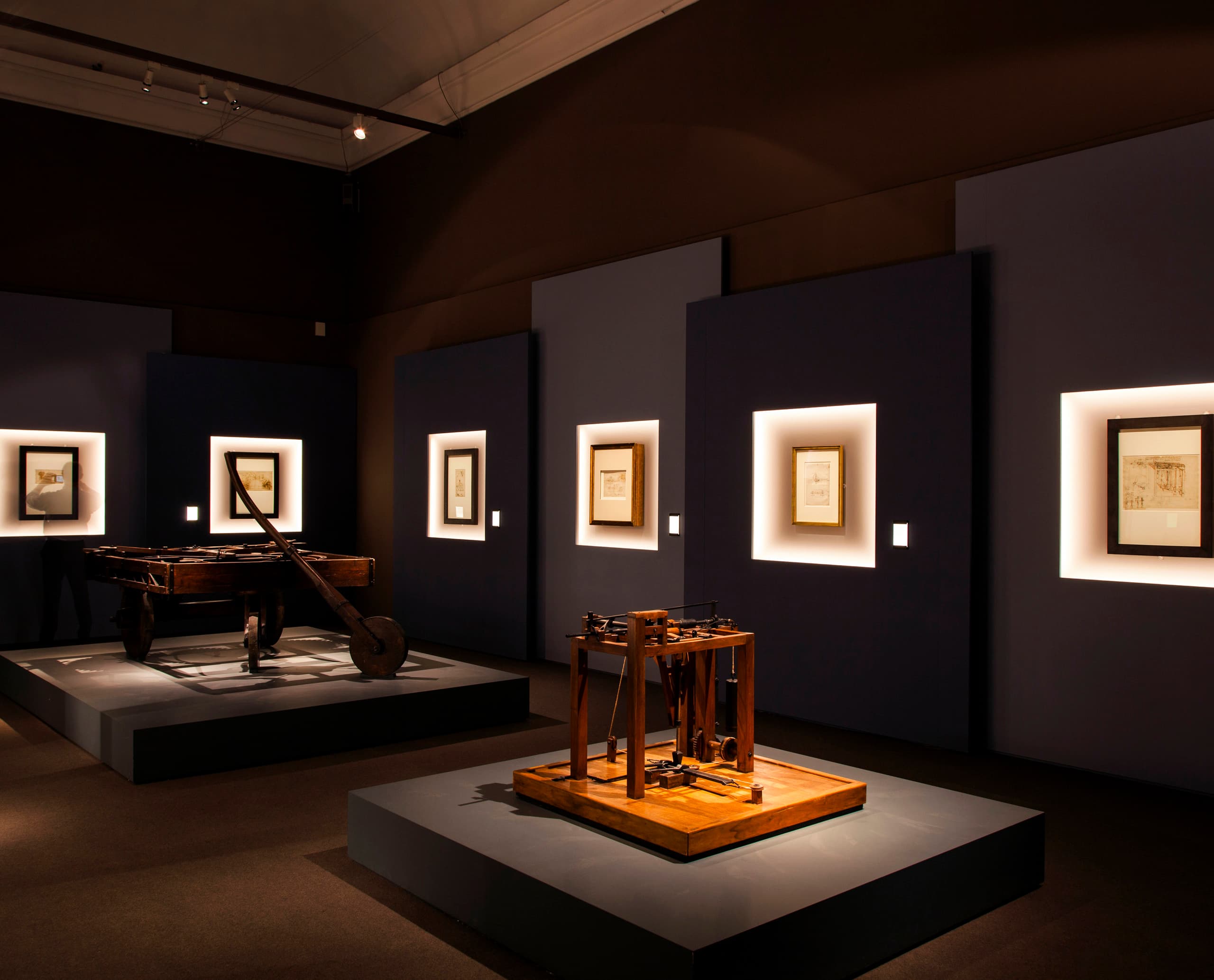 Museumsausstellung mit Kunstwerken, beleuchtet mit ERCO Konturstrahlern für präzise Lichtgestaltung.