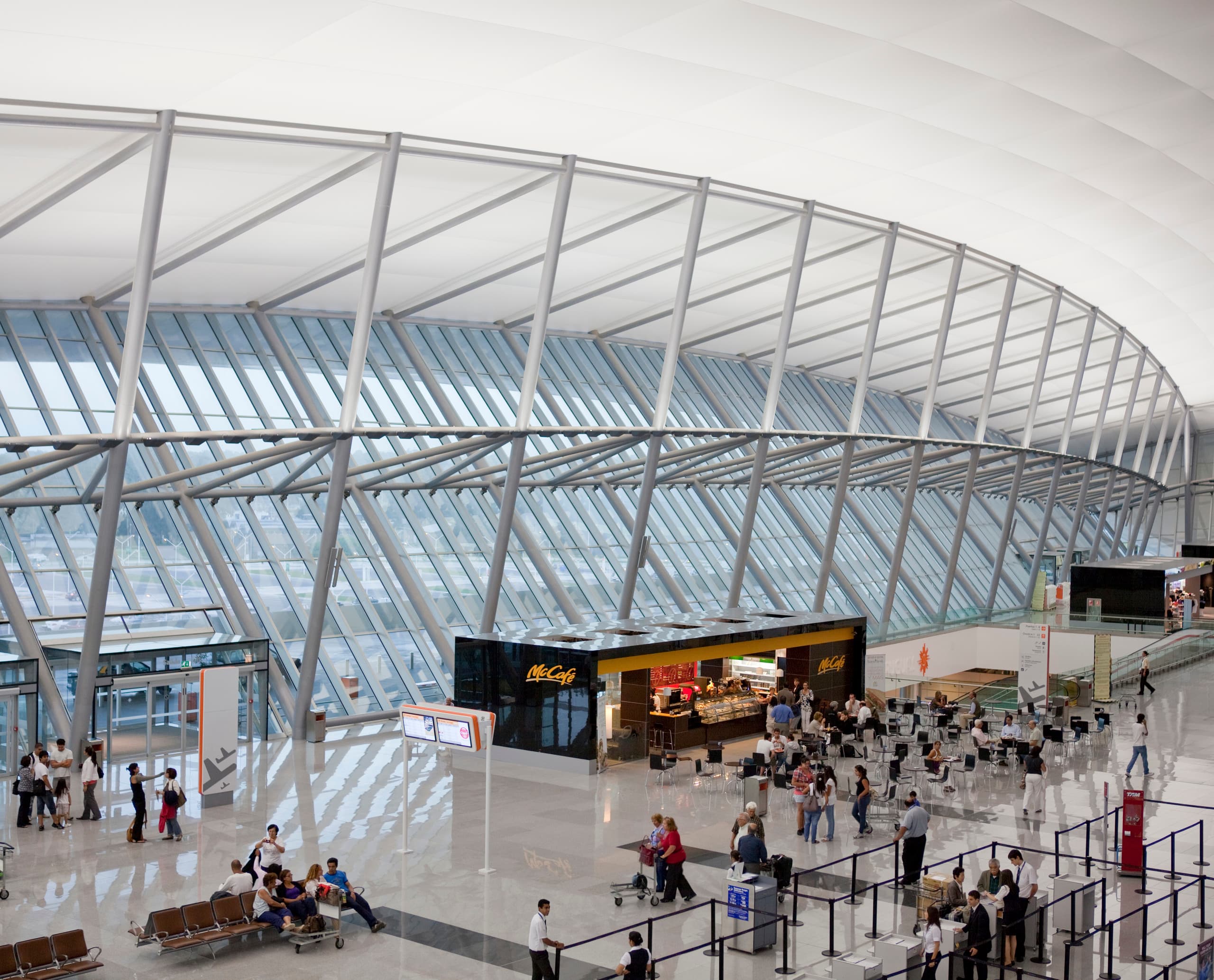 Flughafen-Terminal mit ERCO Außenleuchten für robuste und wirtschaftliche Beleuchtung.