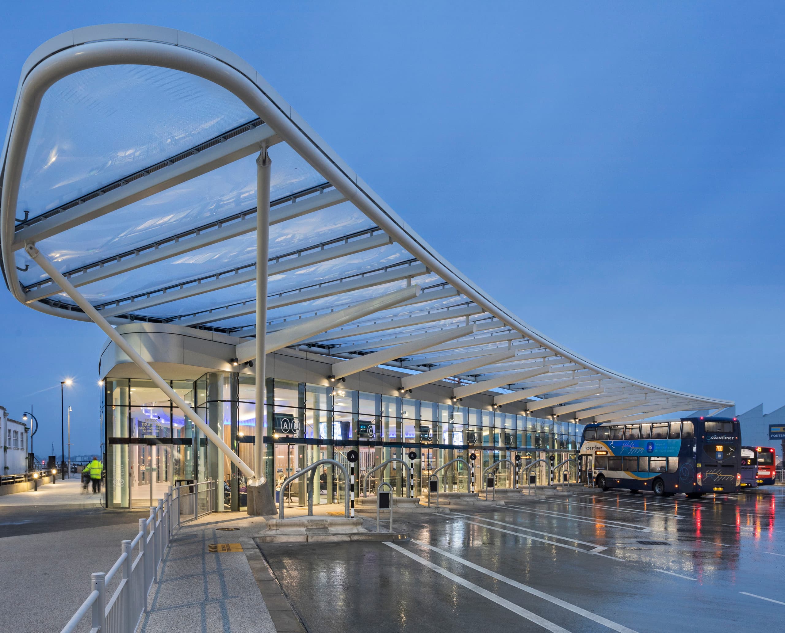 ERCO Außenleuchten für robuste und sichere Bahnhöfe, die Menschen verbinden und Orientierung bieten.