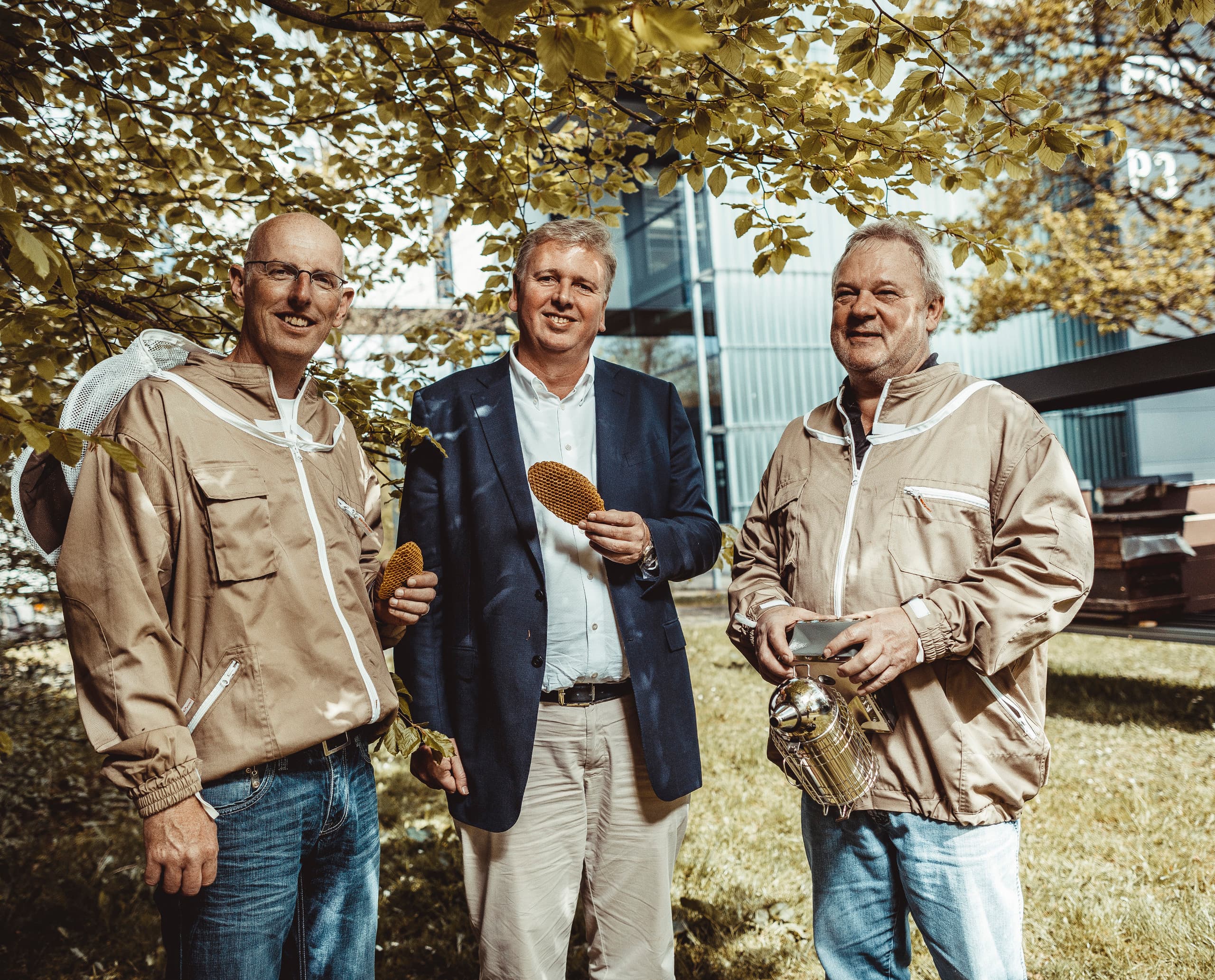 ERCO Mitarbeiter fördern die Biodiversität mit firmeneigenen Bienenvölkern.