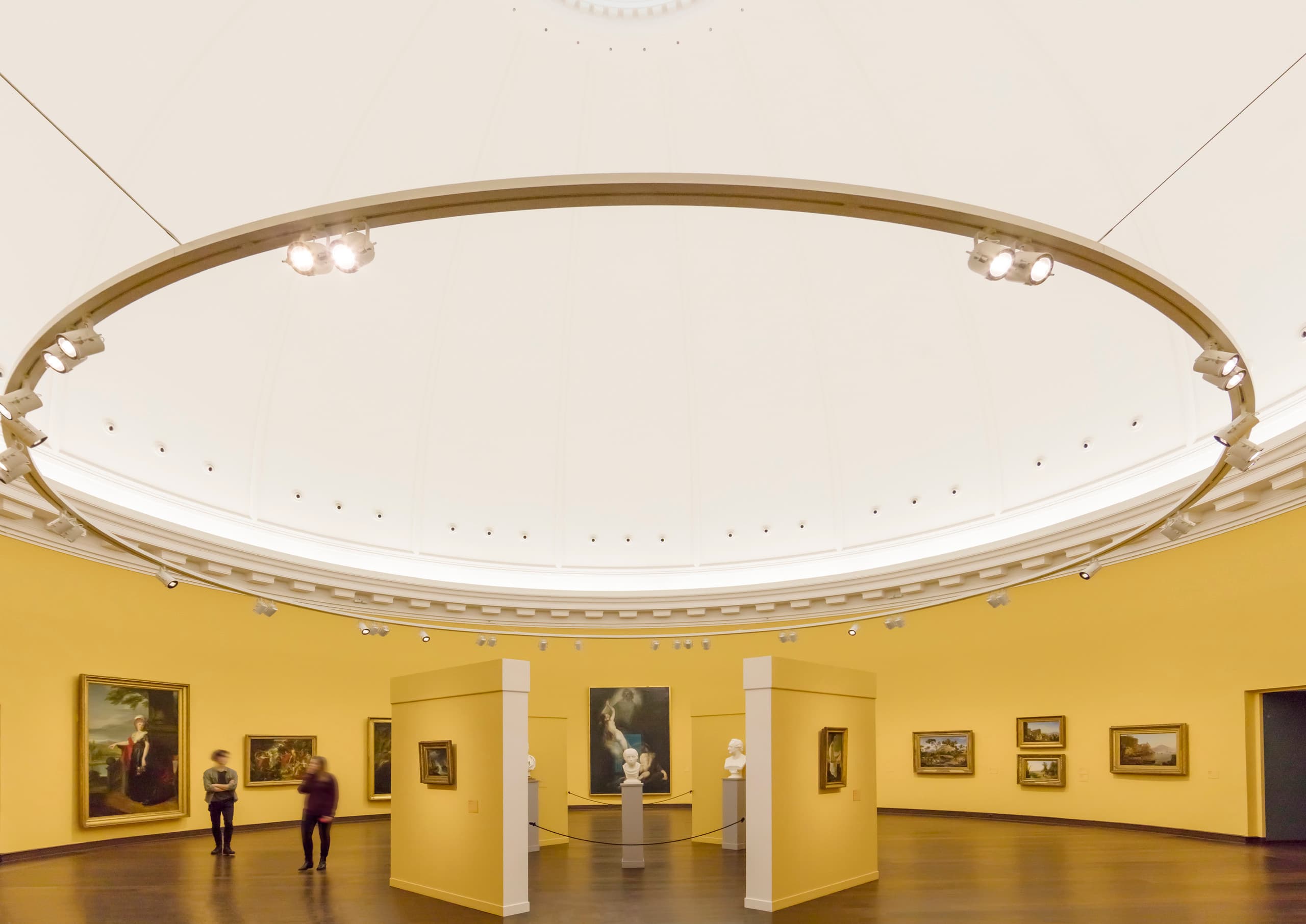 Ausstellung mit runder Beleuchtung an der Decke