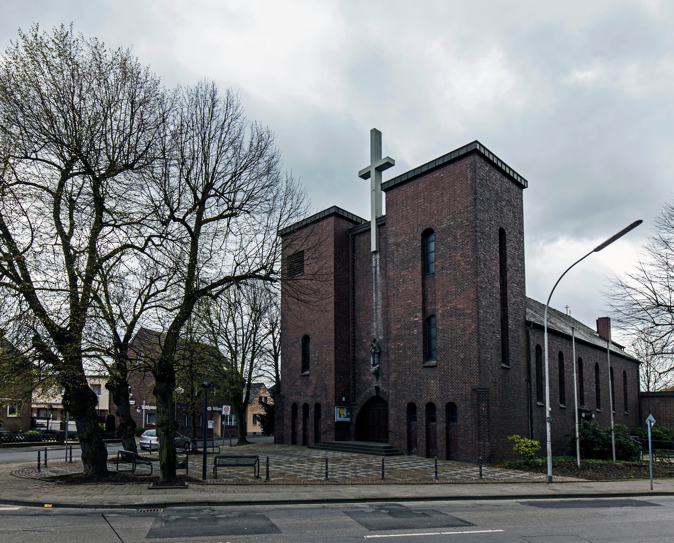 St. Mariä Geburt Kirche in Grevenbroich mit ERCO Lichttechnik, Außenansicht.