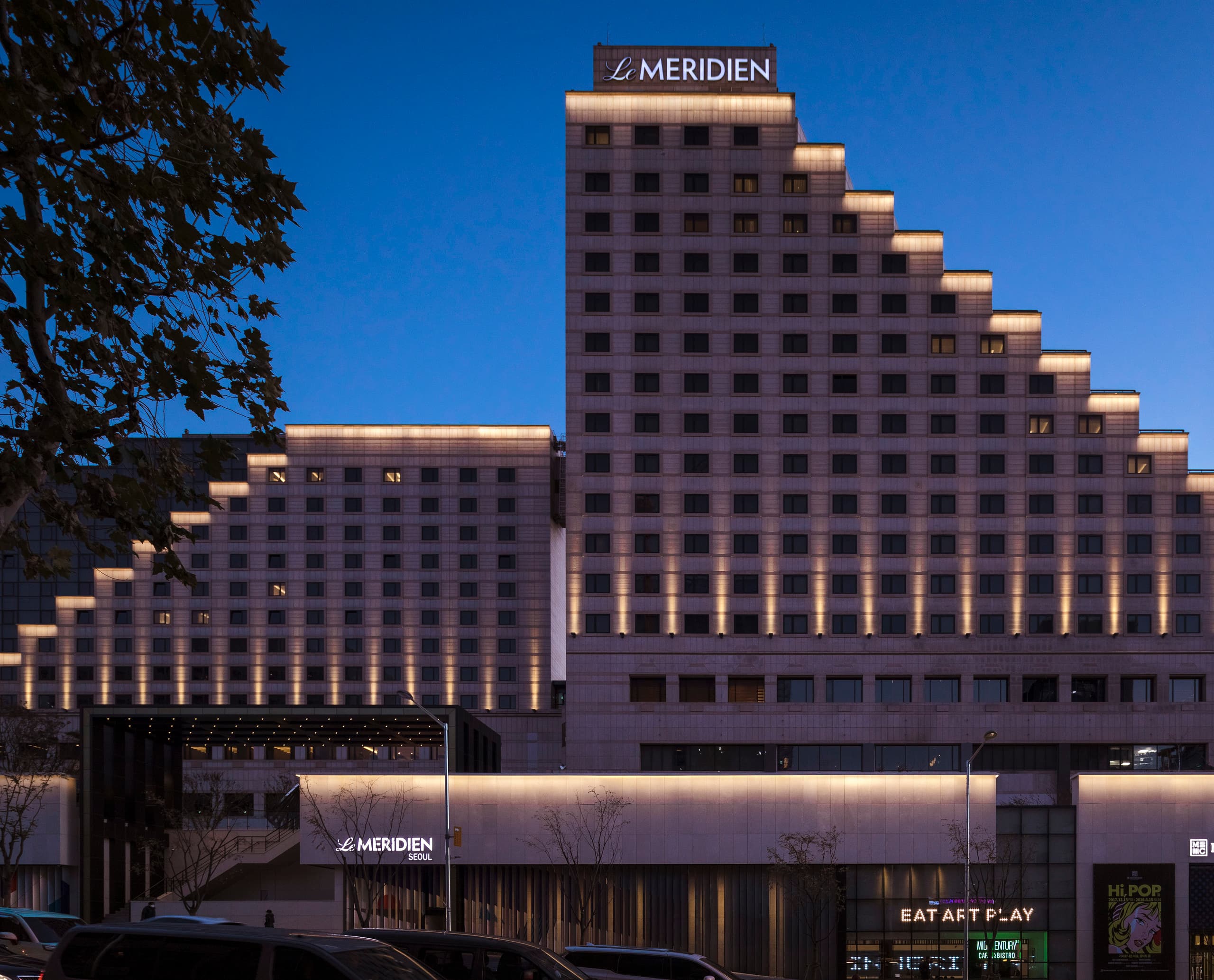 Das beleuchtete Le Méridien Hotel in Seoul bietet Reisenden einen stilvollen Aufenthalt mit ERCO Licht.